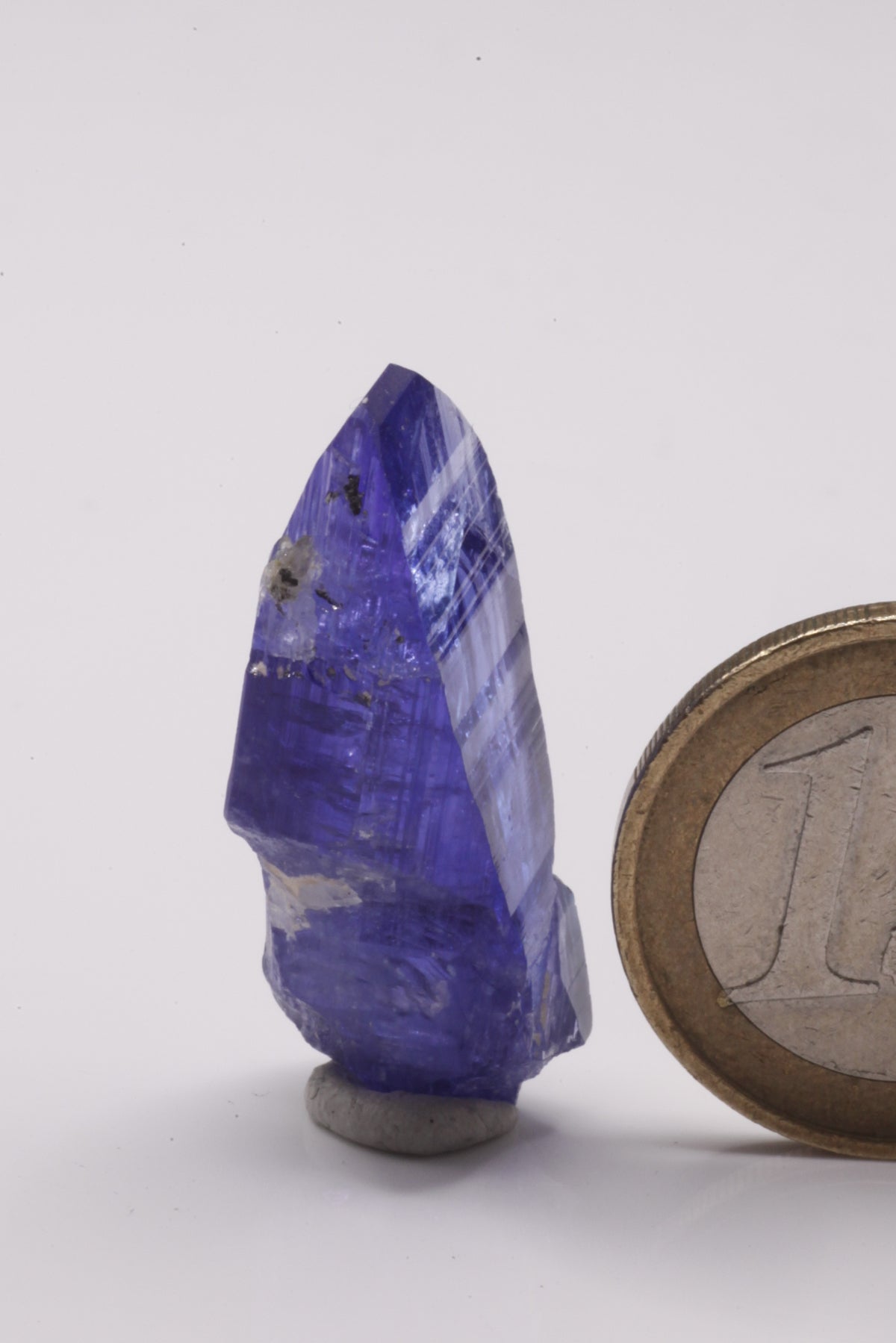 Tanzanite  - Mine Mineral Market :    A040 Ein unbeschädigter größerer Kristall, sogar im unteren Teil sehr schön klar und von wunderbarer tiefblauer Farbe und sehr guten Endflächen.  