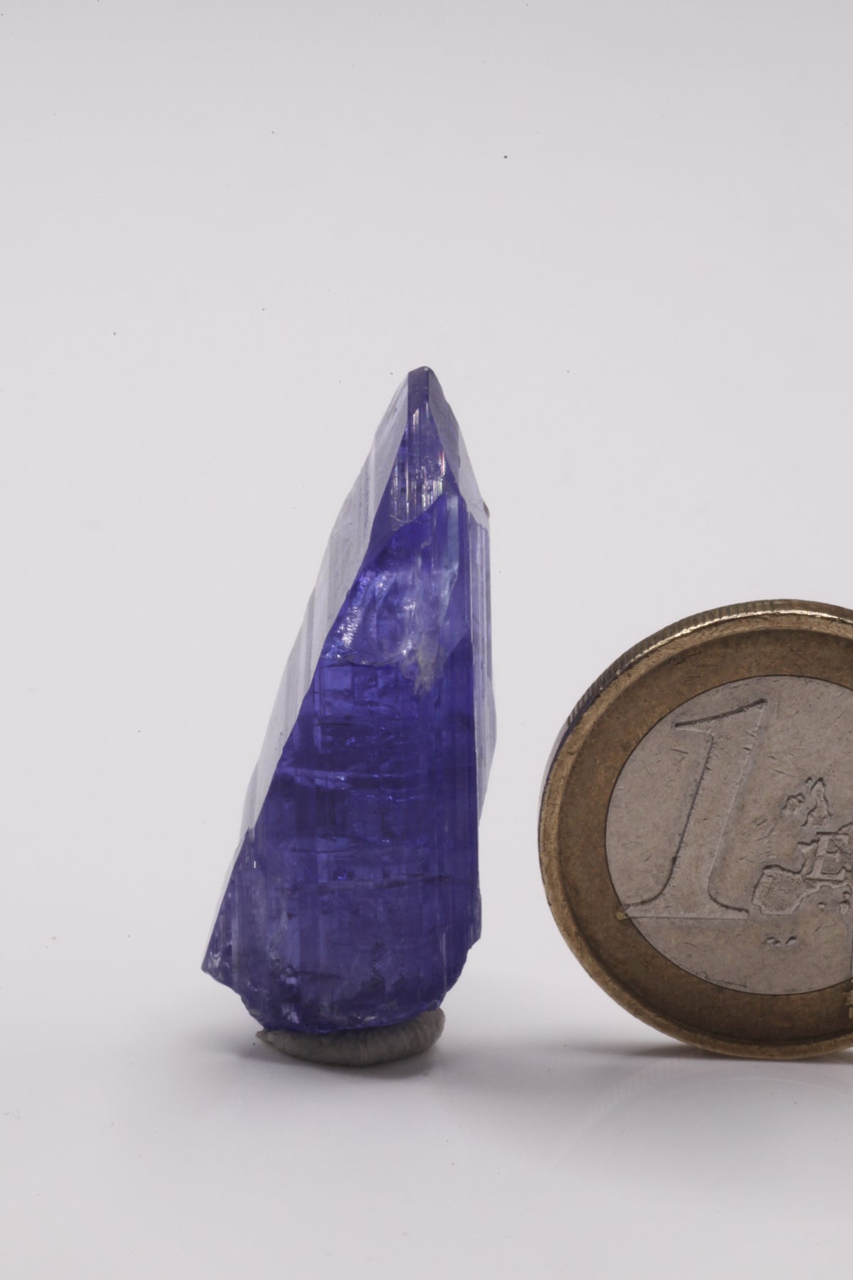 Tanzanite  - Mine Mineral Market :    A040 Ein unbeschädigter größerer Kristall, sogar im unteren Teil sehr schön klar und von wunderbarer tiefblauer Farbe und sehr guten Endflächen.  