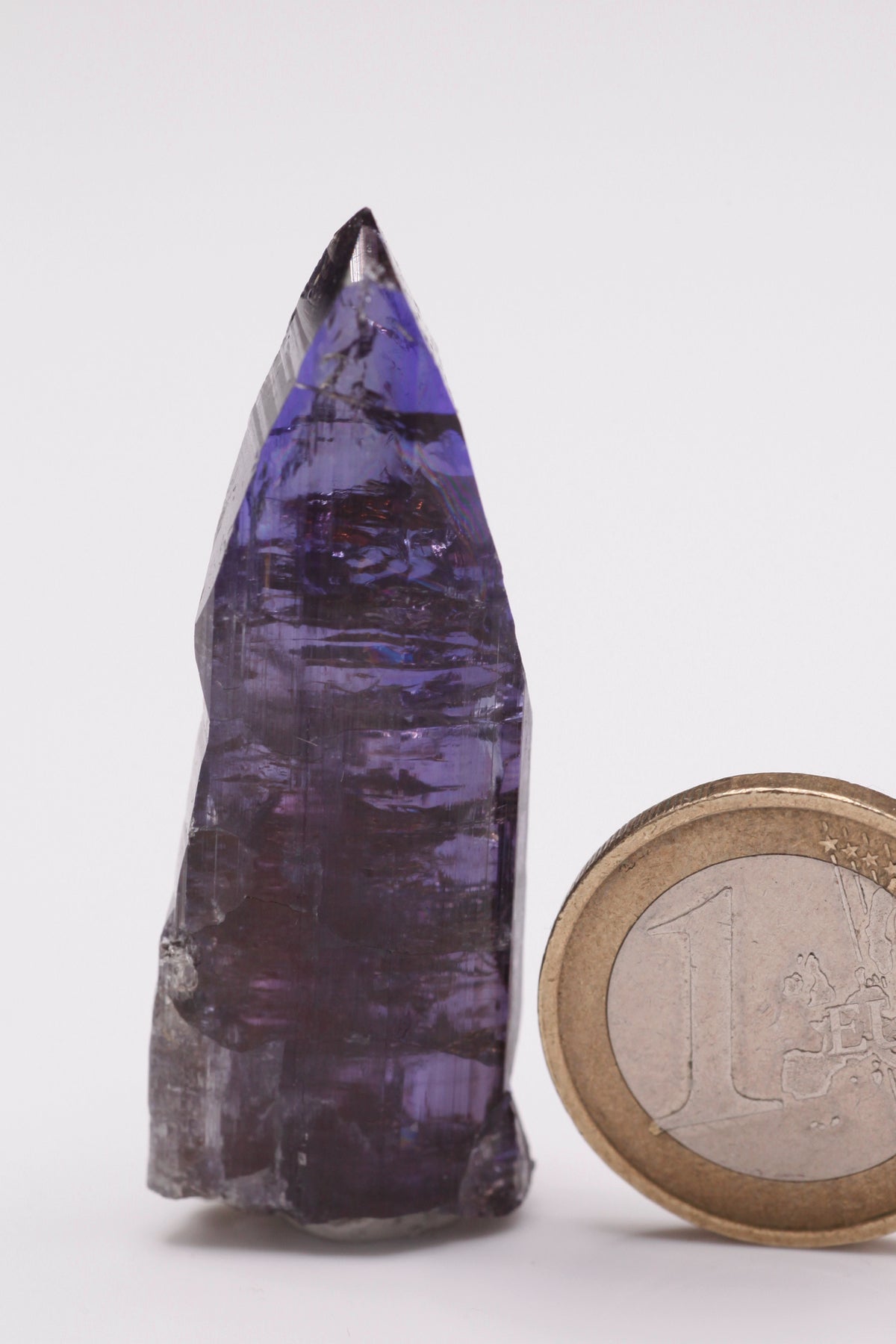 Tanzanite  - Mine Mineral Market :    A044 Ein hervorragender transparenter großer Kristall (kleine Bereiche sind facettierbar) mit außerordentlichem Farbspiel und Pleochroismus, eine kleine Beschädigung an der Spitze.  