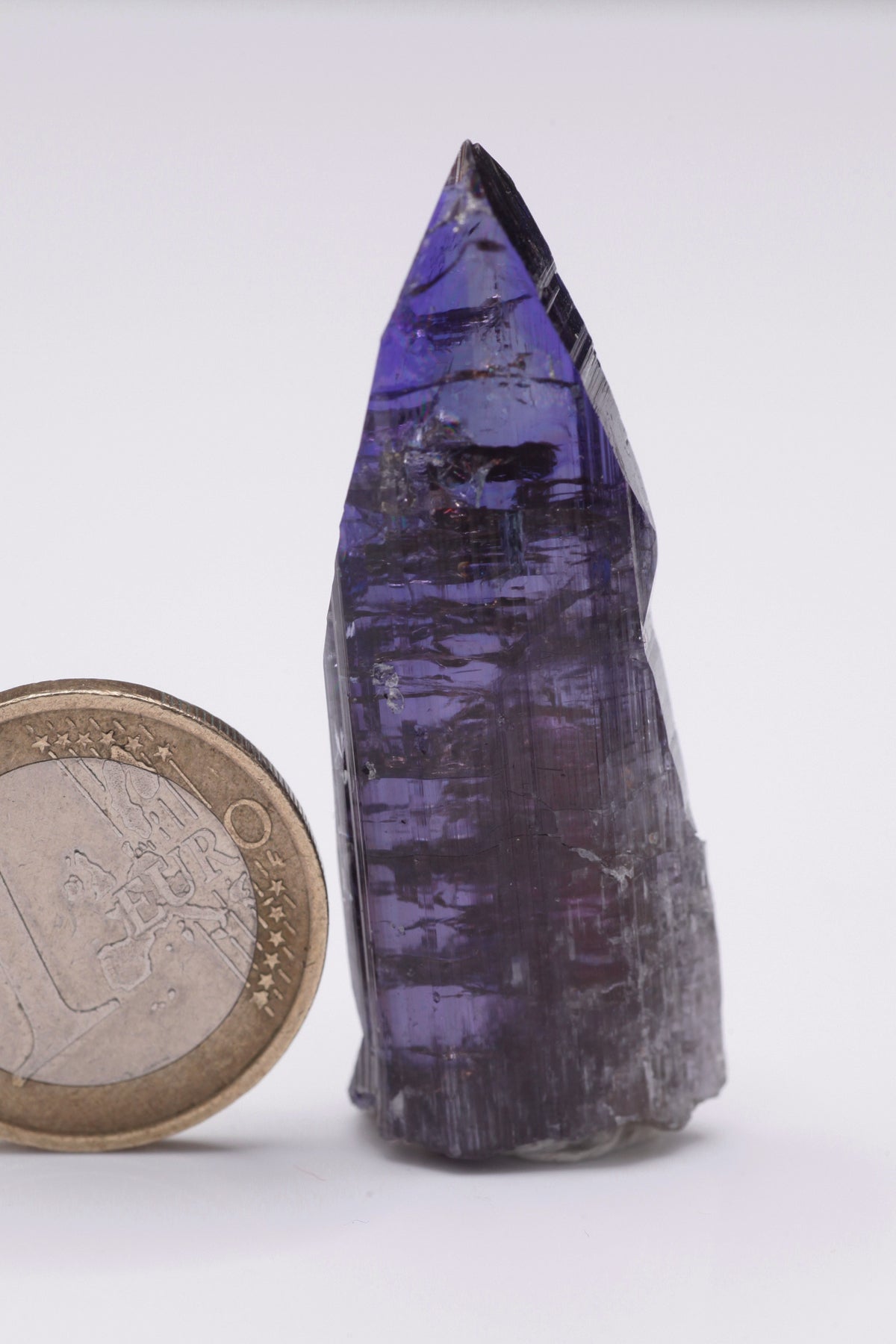 Tanzanite  - Mine Mineral Market :    A044 Ein hervorragender transparenter großer Kristall (kleine Bereiche sind facettierbar) mit außerordentlichem Farbspiel und Pleochroismus, eine kleine Beschädigung an der Spitze.  