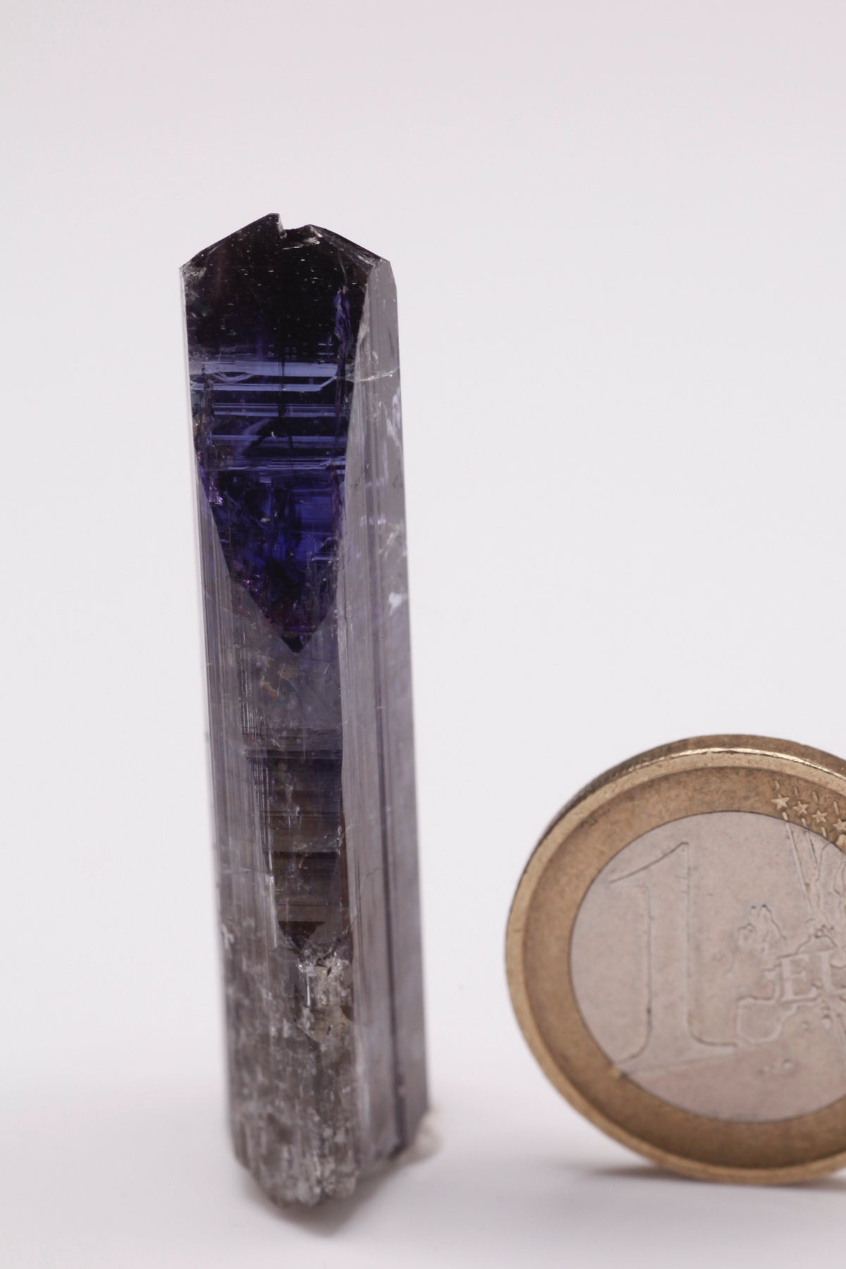 Tanzanite  - Mine Mineral Market :    A044 Ein hervorragender transparenter großer Kristall (kleine Bereiche sind facettierbar) mit außerordentlichem Farbspiel und Pleochroismus, eine kleine Beschädigung an der Spitze.  