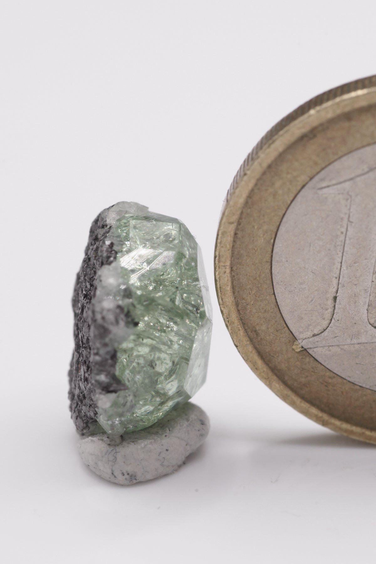 Tsavorite  - Mine Mineral Market :    A066 Ein extrem flächenreicher klarer Kristall auf Graphit mit hervorragendem Glanz.  