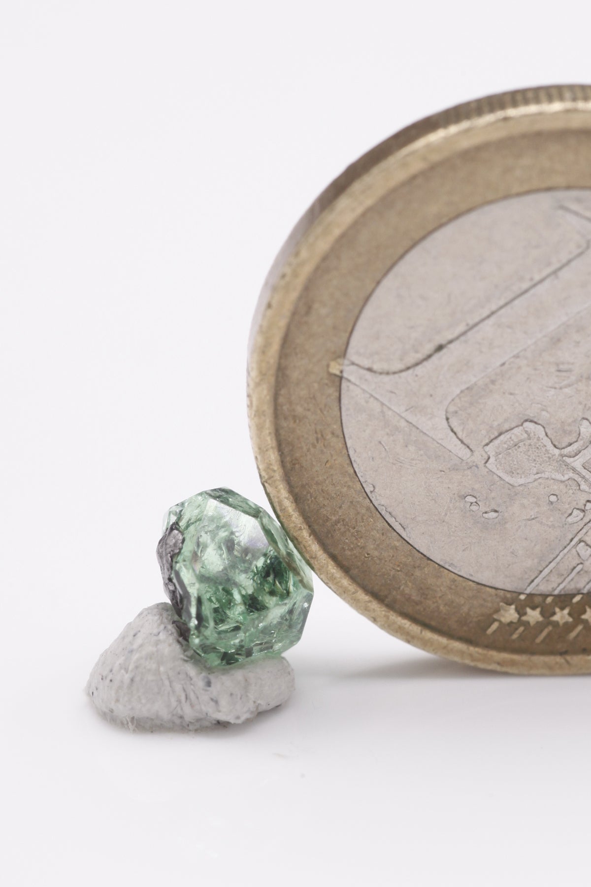 Tsavorite  - Mine Mineral Market :    A067 Ein kleiner dunkelgrüner klarer Kristall mit sehr gutem Glanz.  