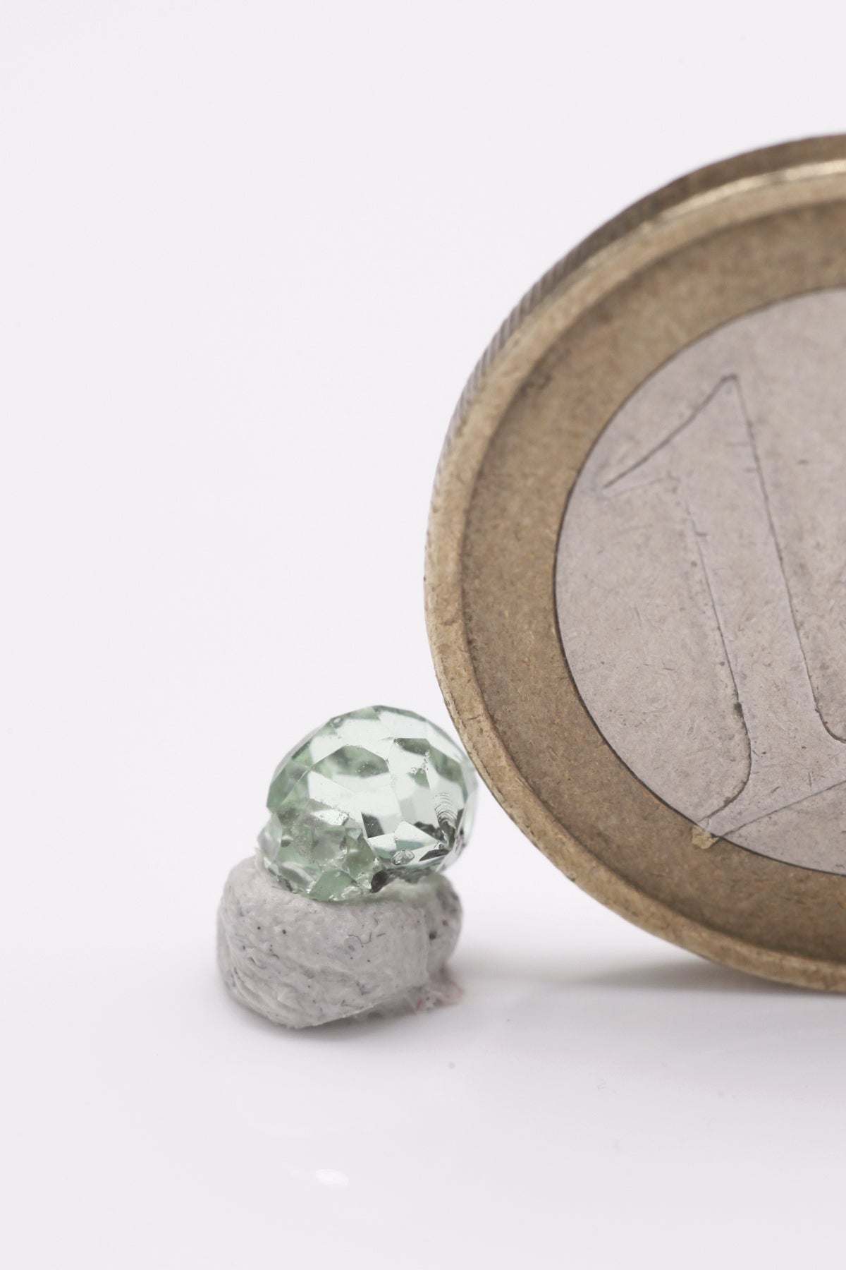 Tsavorite  - Mine Mineral Market :    A069 Ein extrem flächenreicher kleiner Kristall von blaßgrüner Farbe mit hervorragendem Glanz in Facettierqualität.  