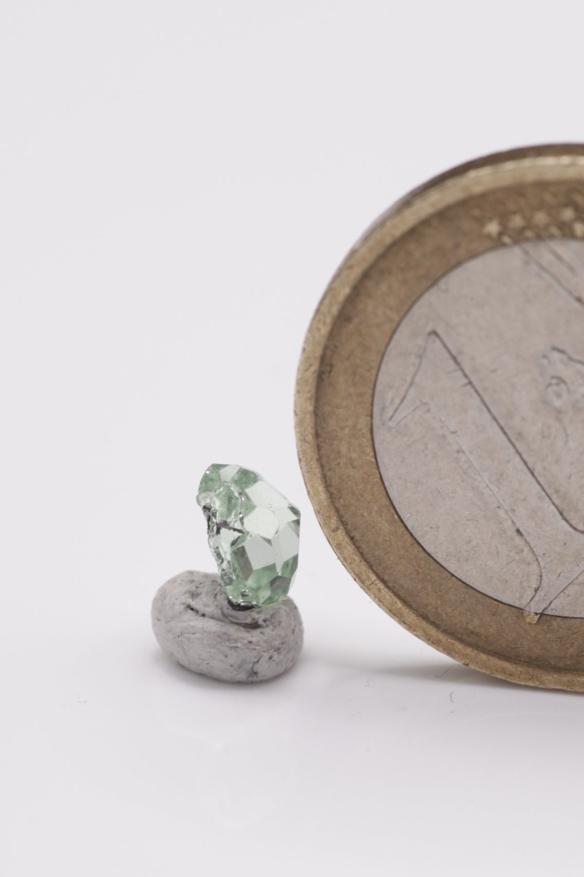 Tsavorite  - Mine Mineral Market :    A070 Ein kleiner facettierbarer Kristall, flächenreich, von blaßgrüner Farbe mit hervorragendem Glanz.  