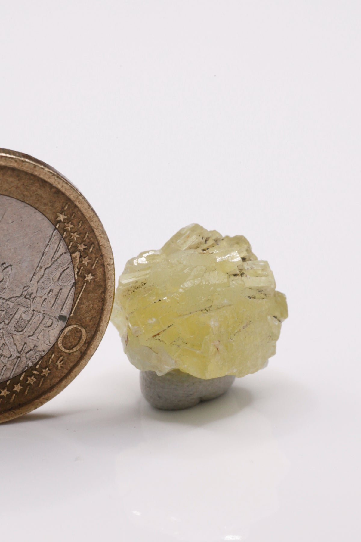 Prehnite  - Mine Mineral Market :    A121 Fast komplette Kugel eines gelben Kristallagglomerats mit etwas Graphit zwischen einigen Kristallspitzen. Die Kristallanordnung erinnert an eine Rose.  