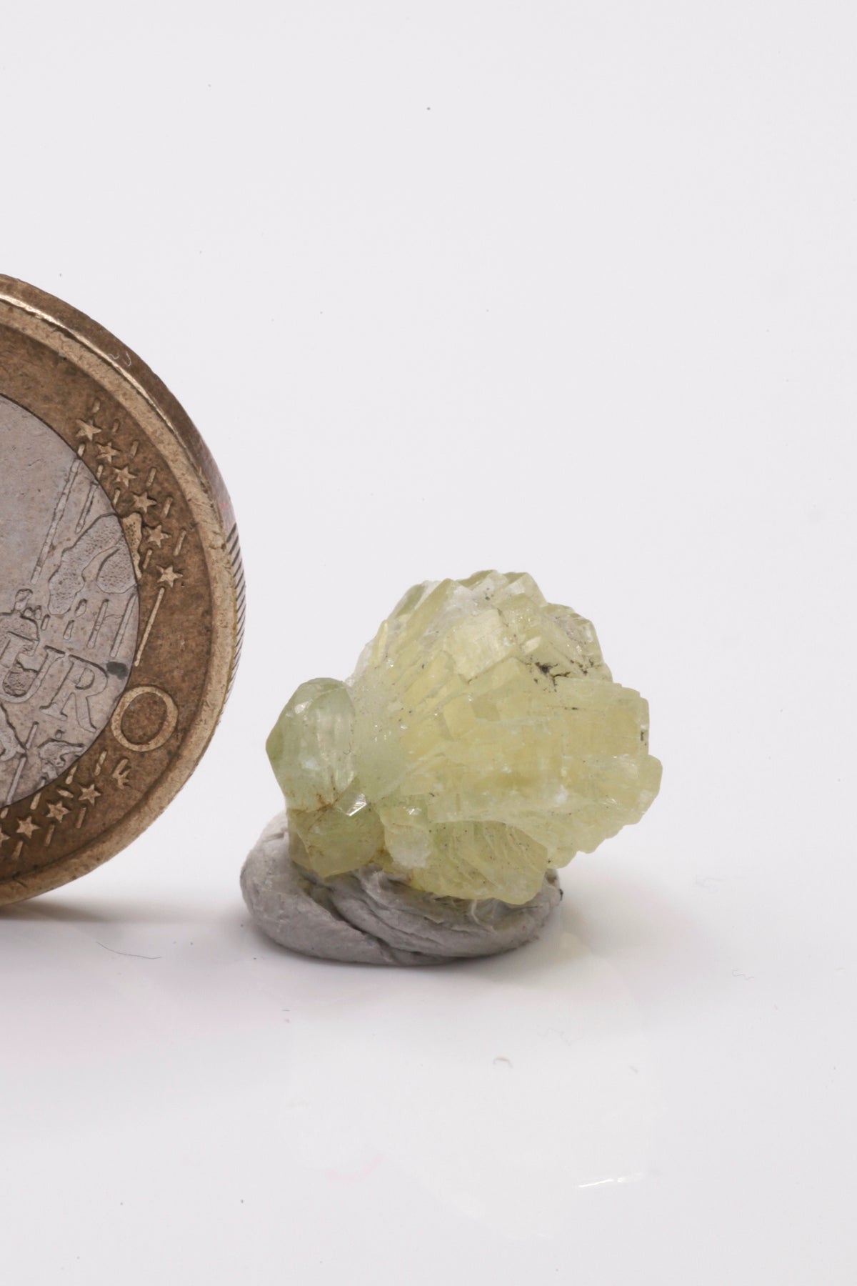 Prehnite  - Mine Mineral Market :    A122 Hübsche kleine gelbe Kristallkugel mit einem kleinen grünlichen Diopsid an der Seite  