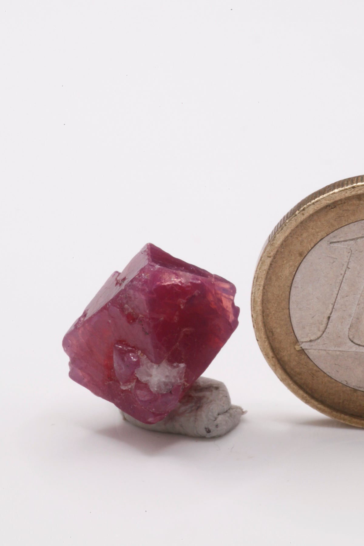 Spinel  - Mine Mineral Market :    A134 Sehr schöner kleinerer fast kompletter Spinell in rot violetter Farbe und sehr gutem Glanz.  