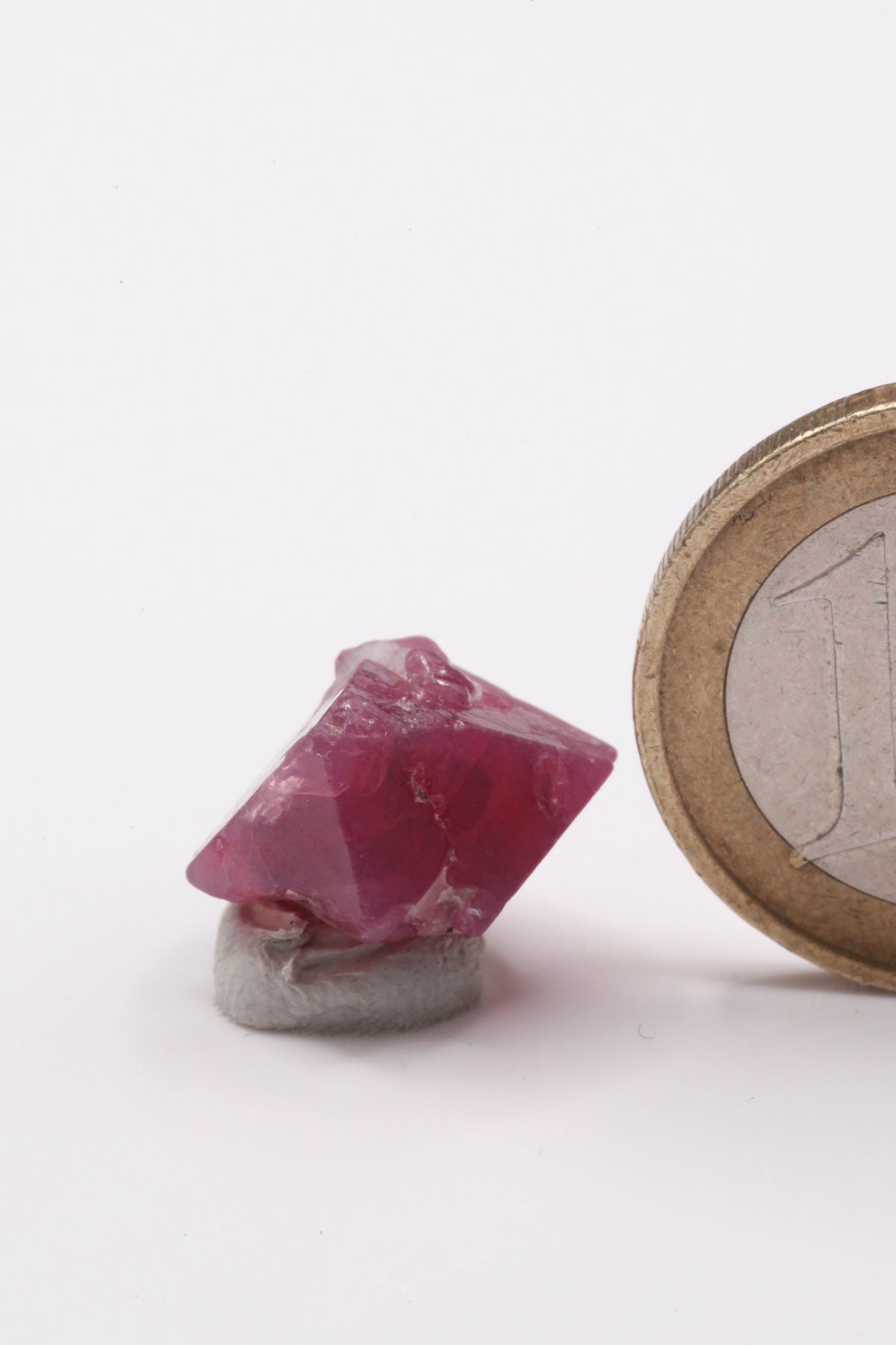 Spinel  - Mine Mineral Market :    A134 Sehr schöner kleinerer fast kompletter Spinell in rot violetter Farbe und sehr gutem Glanz.  