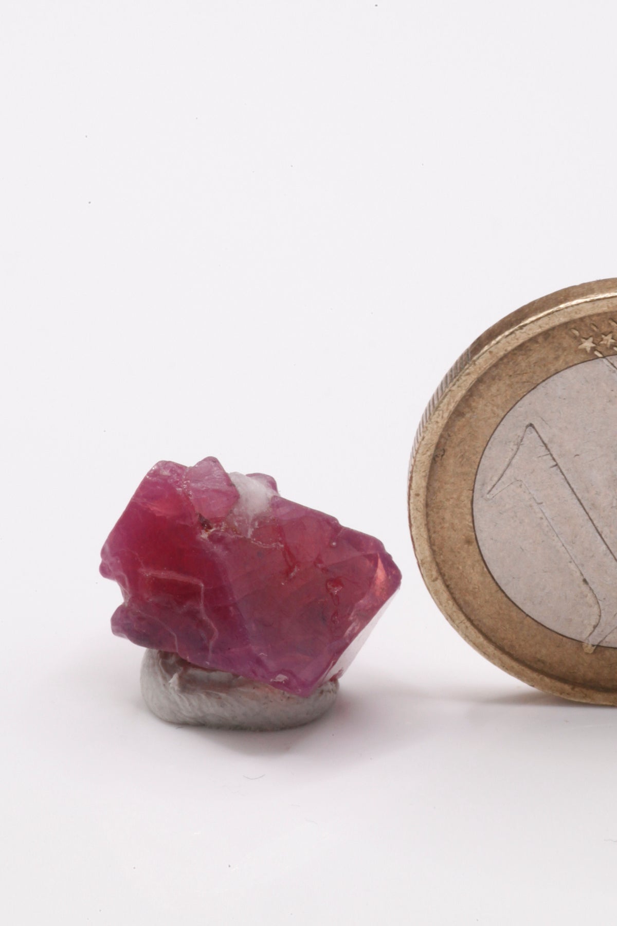 Spinel  - Mine Mineral Market :    A134 Sehr schöner kleinerer fast kompletter Spinell in rot violetter Farbe und sehr gutem Glanz.  