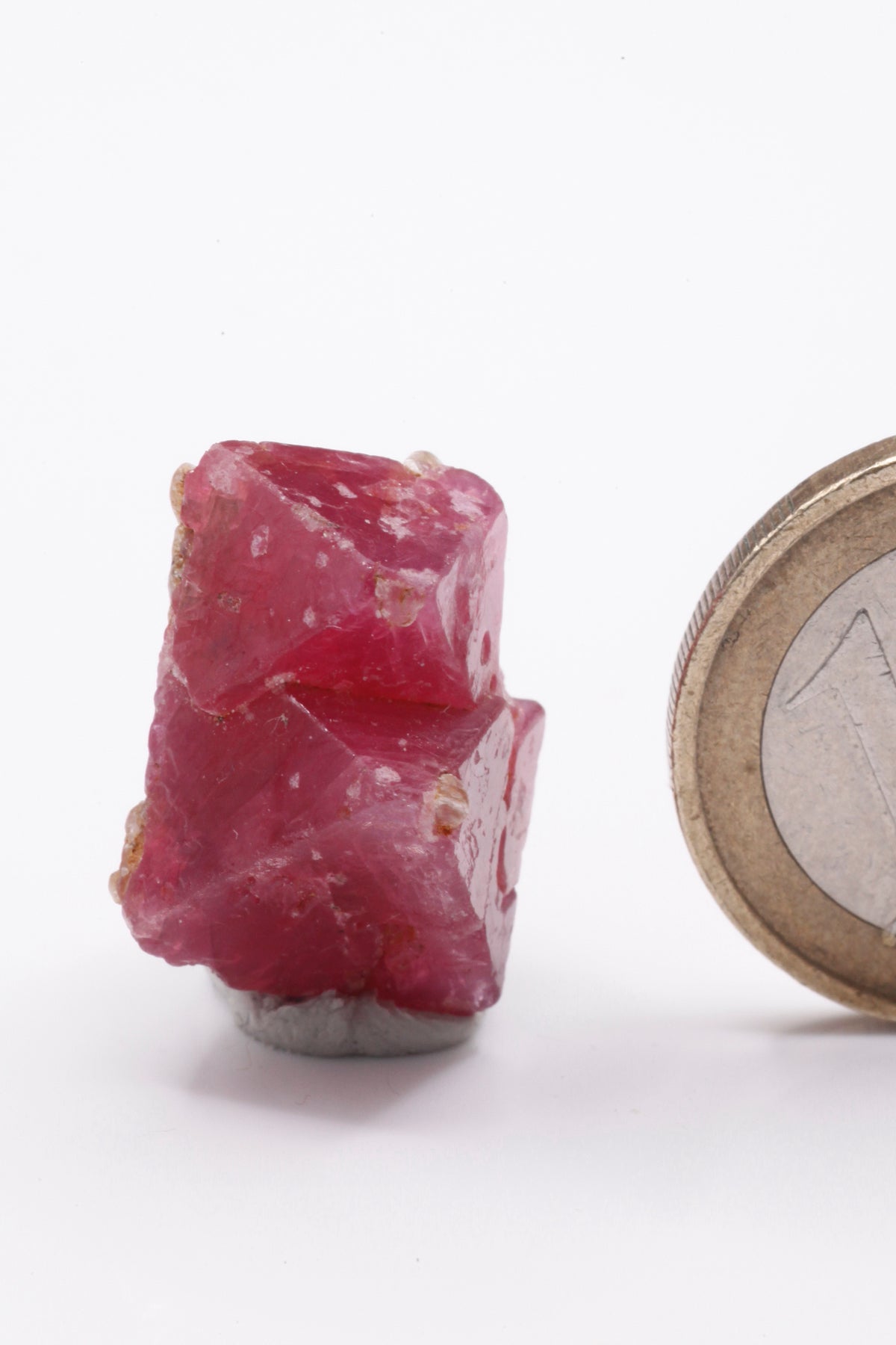 Spinel  - Mine Mineral Market :    A136 Zwei unterschiedlich große rote ineinander verwachsene Spinell-Kristalle. Sehr gute Flächen mit sehr gutem Glanz.  