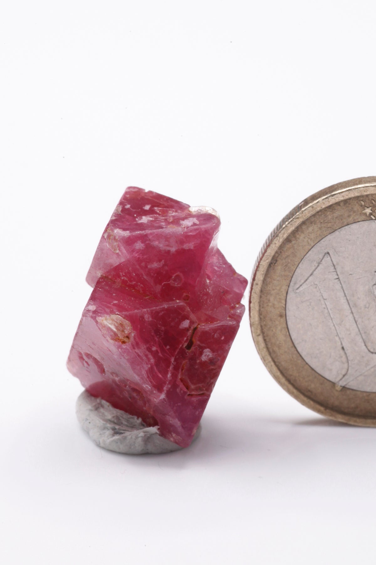 Spinel  - Mine Mineral Market :    A136 Zwei unterschiedlich große rote ineinander verwachsene Spinell-Kristalle. Sehr gute Flächen mit sehr gutem Glanz.  