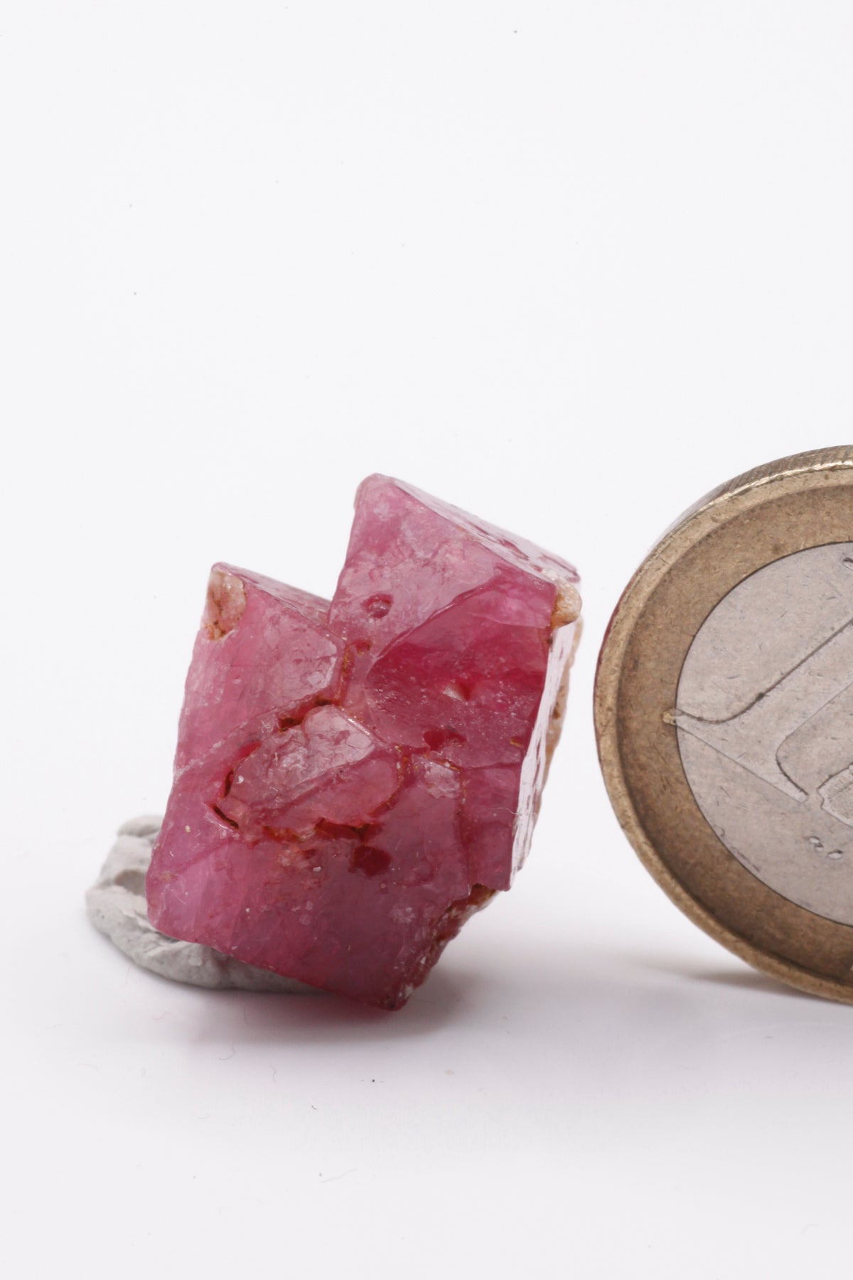 Spinel  - Mine Mineral Market :    A136 Zwei unterschiedlich große rote ineinander verwachsene Spinell-Kristalle. Sehr gute Flächen mit sehr gutem Glanz.  