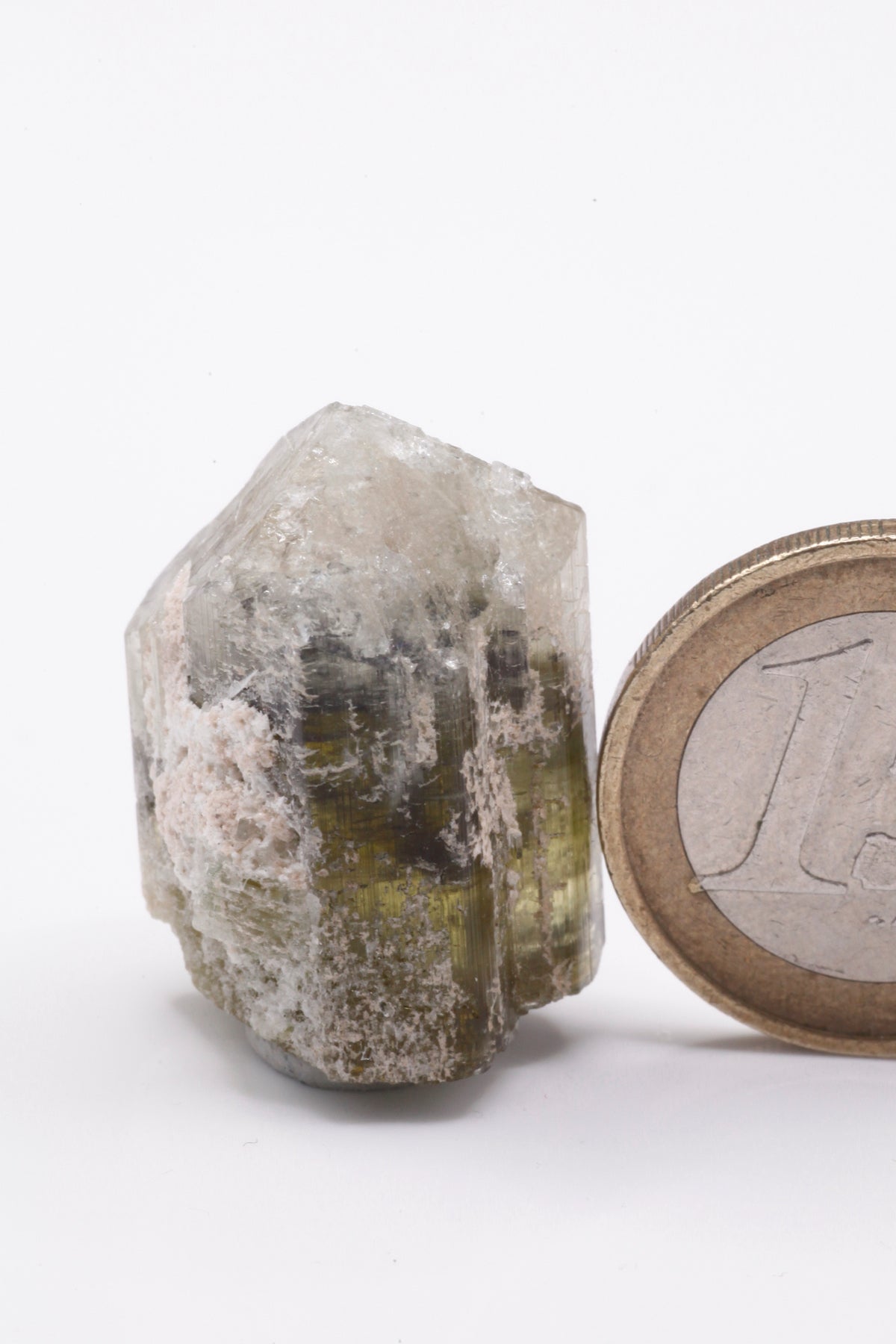 Kamana Tourmaline (Fe-Dravite)  - Mine Mineral Market :    A144 Dieser Dravit besitzt sehr gute Endflächen und drei deutliche Farbzonierungen von grüngelb über schwarz nach weiss. Außen etwas Matrix anhaftend.  