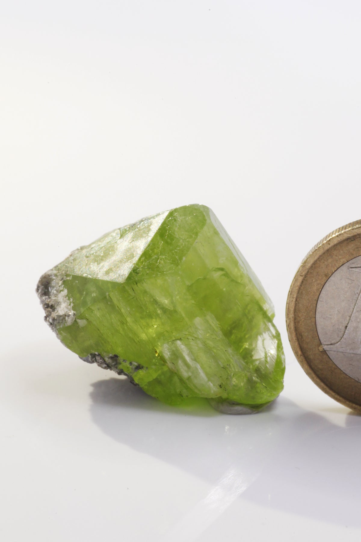 Diopside  - Mine Mineral Market :    A167 Diopsid: schöner grüner Kristall mit sehr guten Endflächen auf etwas Graphit-Matrix  