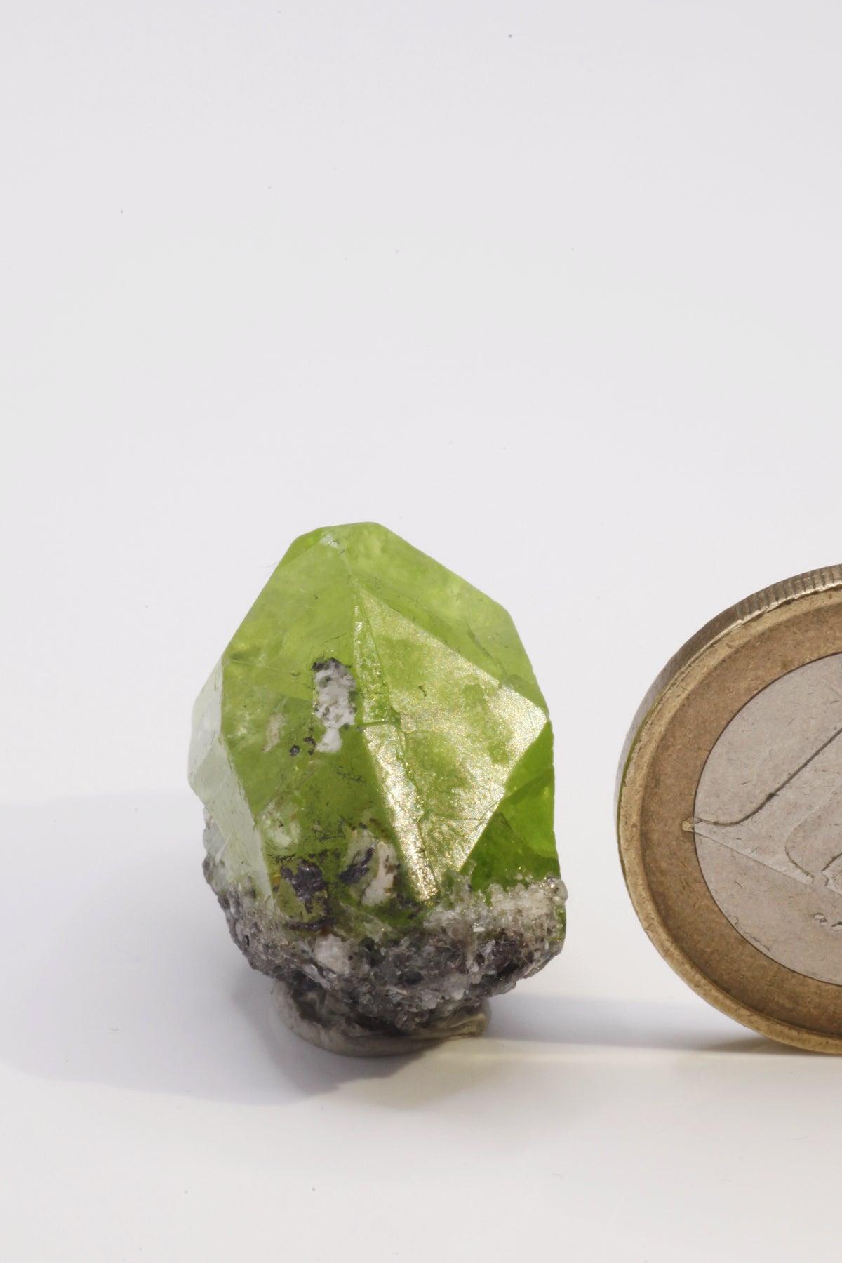 Diopside  - Mine Mineral Market :    A167 Diopsid: schöner grüner Kristall mit sehr guten Endflächen auf etwas Graphit-Matrix  