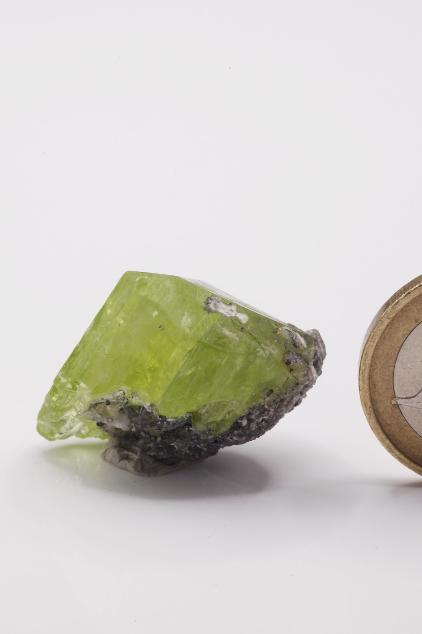 Diopside  - Mine Mineral Market :    A167 Diopsid: schöner grüner Kristall mit sehr guten Endflächen auf etwas Graphit-Matrix  