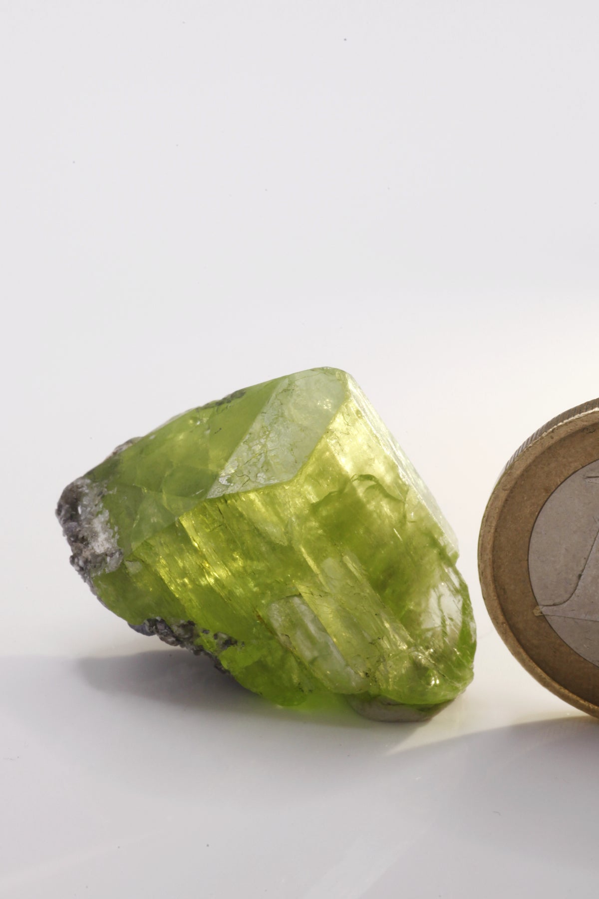 Diopside  - Mine Mineral Market :    A167 Diopsid: schöner grüner Kristall mit sehr guten Endflächen auf etwas Graphit-Matrix  