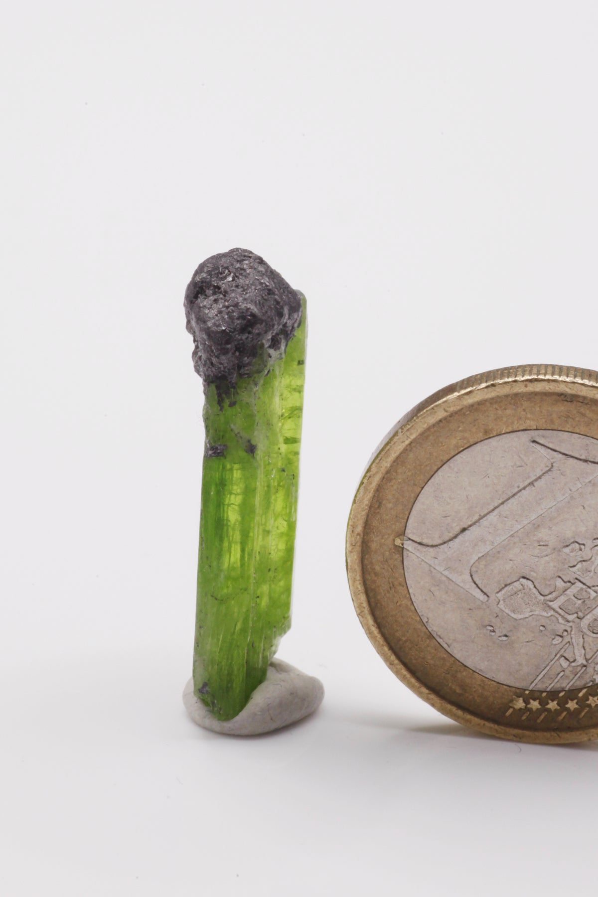 Tremolite  - Mine Mineral Market :    A173 Grüner Kristall mit Endflächen und Graphit Matrix  