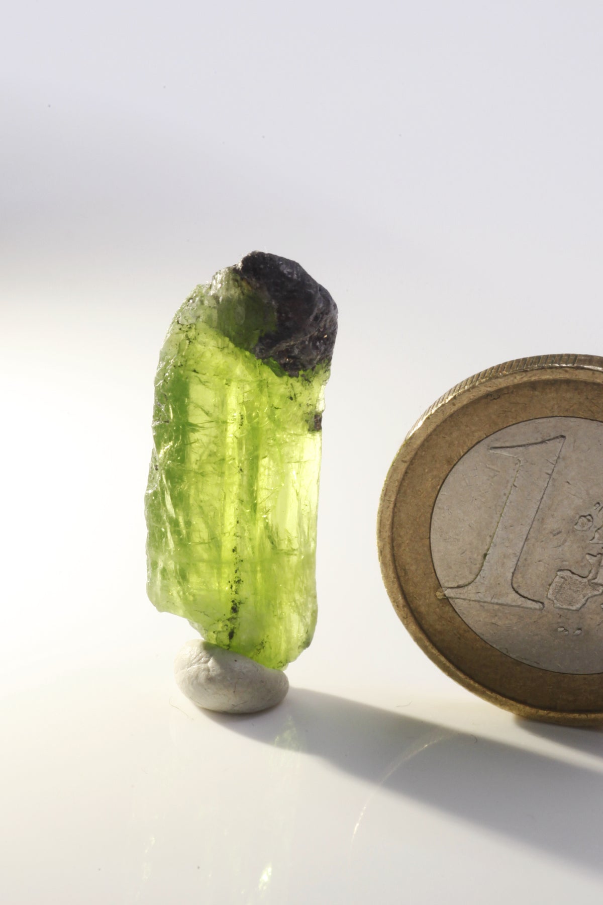 Tremolite  - Mine Mineral Market :    A173 Grüner Kristall mit Endflächen und Graphit Matrix  