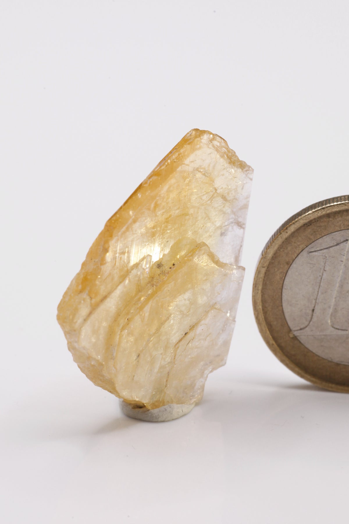 Mg-Axinite  - Mine Mineral Market :    A174 Schön orangefarbener Kristall des seltenen Minerals, transparent bis in Teilen nahezu klar und mit Endfläche.  