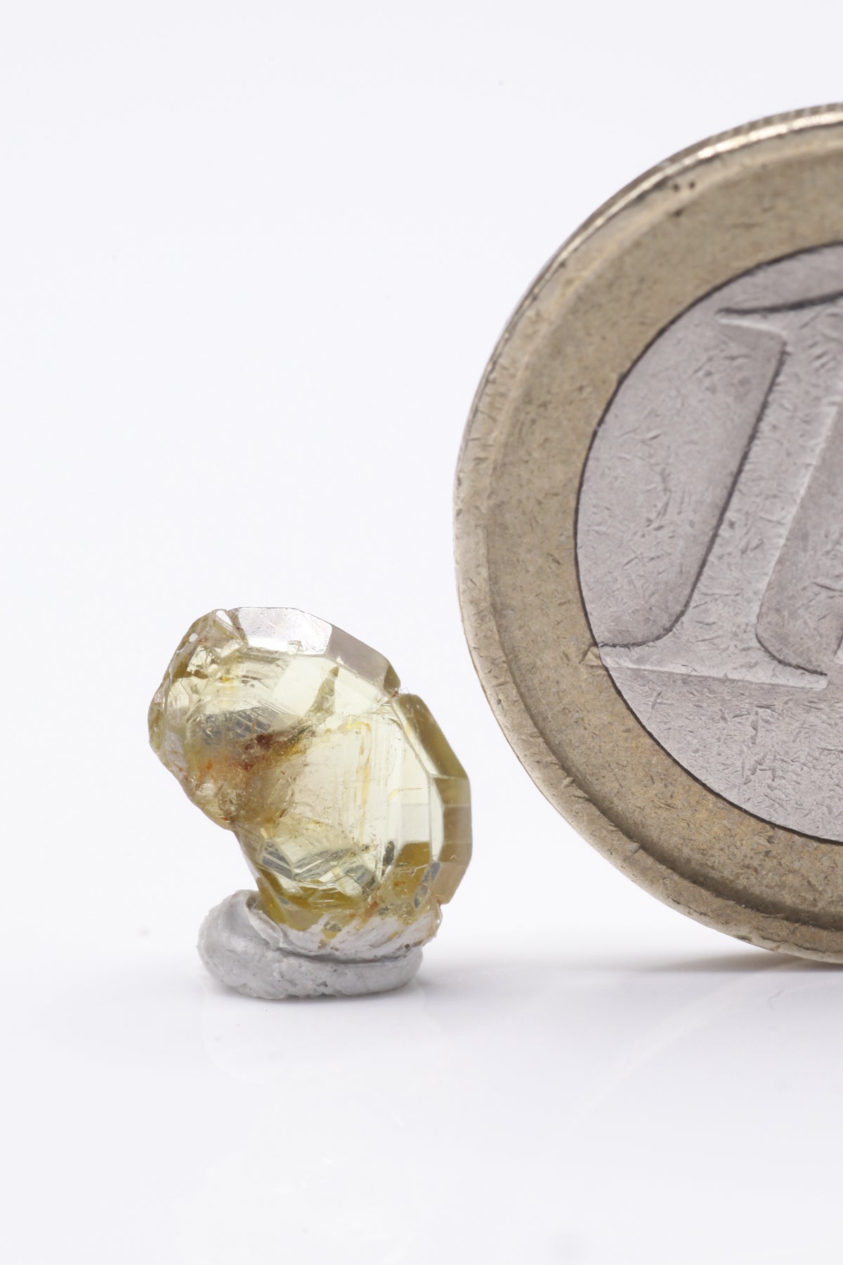 Chrysoberyl  - Mine Mineral Market :    A183 Ein goldgelber scharfkantiger und äußerst klarer Kristall mit der typischen Rotationszwillingsbildung und hervorragendem Glanz.  