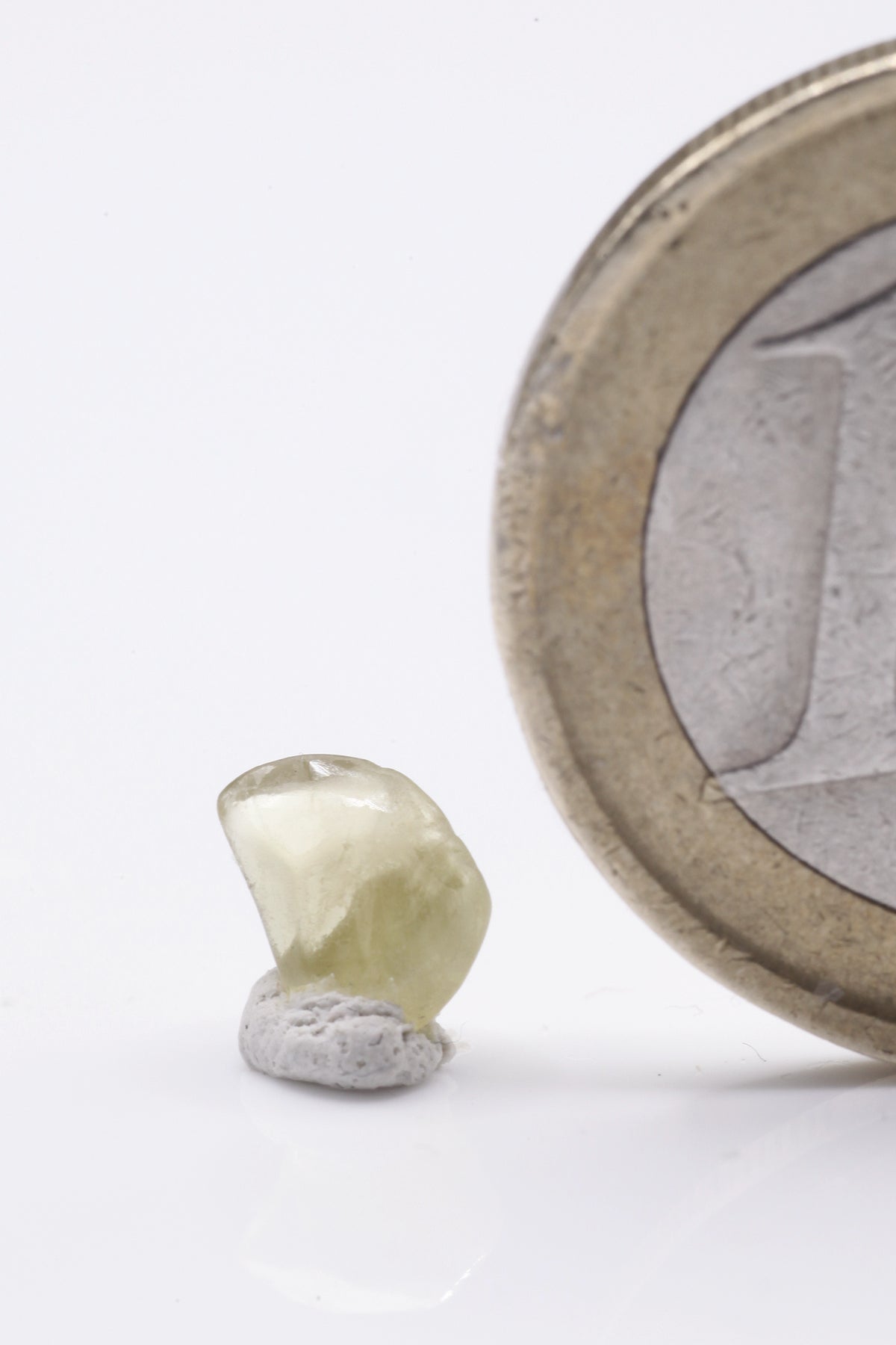 Chrysoberyl  - Mine Mineral Market :    A187 Ein transparenter gelber abgerollter Kristall mit ungewöhnlichen Flächen.  