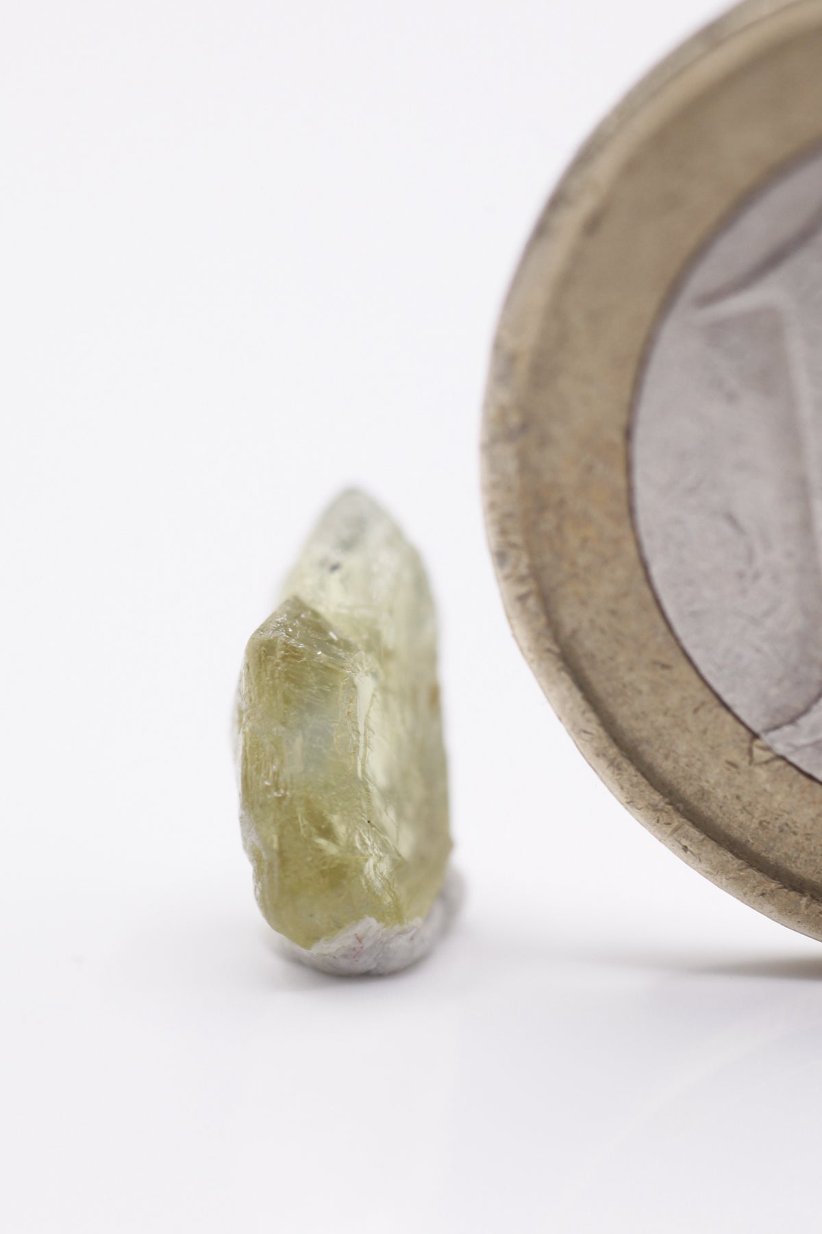 Chrysoberyl  - Mine Mineral Market :    A189 Ein grünlichgelber klarer Drillingskristall mit hervorragendem Katzenaugeneffekt und gutem Glanz.  