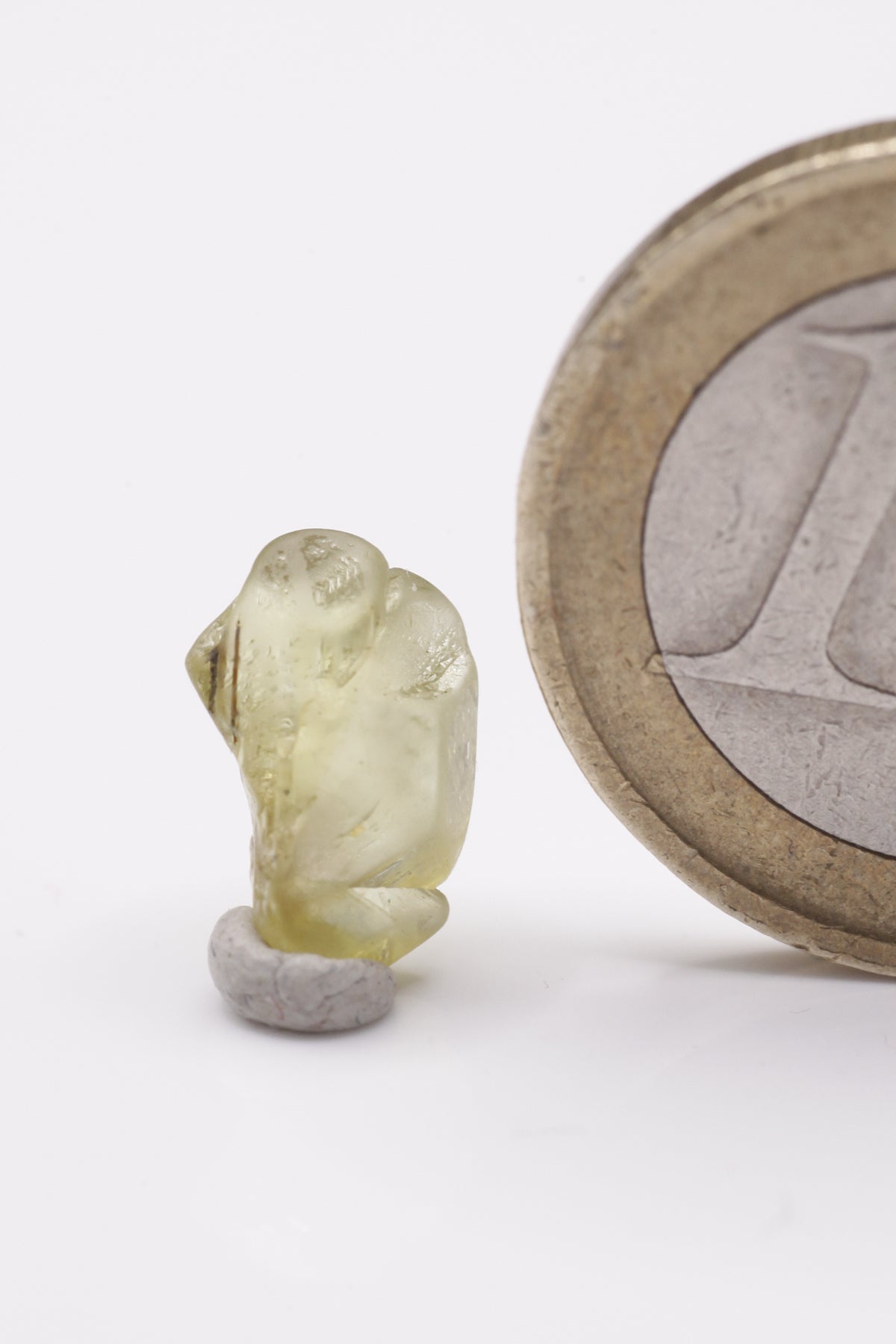 Chrysoberyl  - Mine Mineral Market :    A190 Ein goldgelber Drilling mit schöner Streifung, sehr klar und mit gut sichtbarem Pleochroismus.  