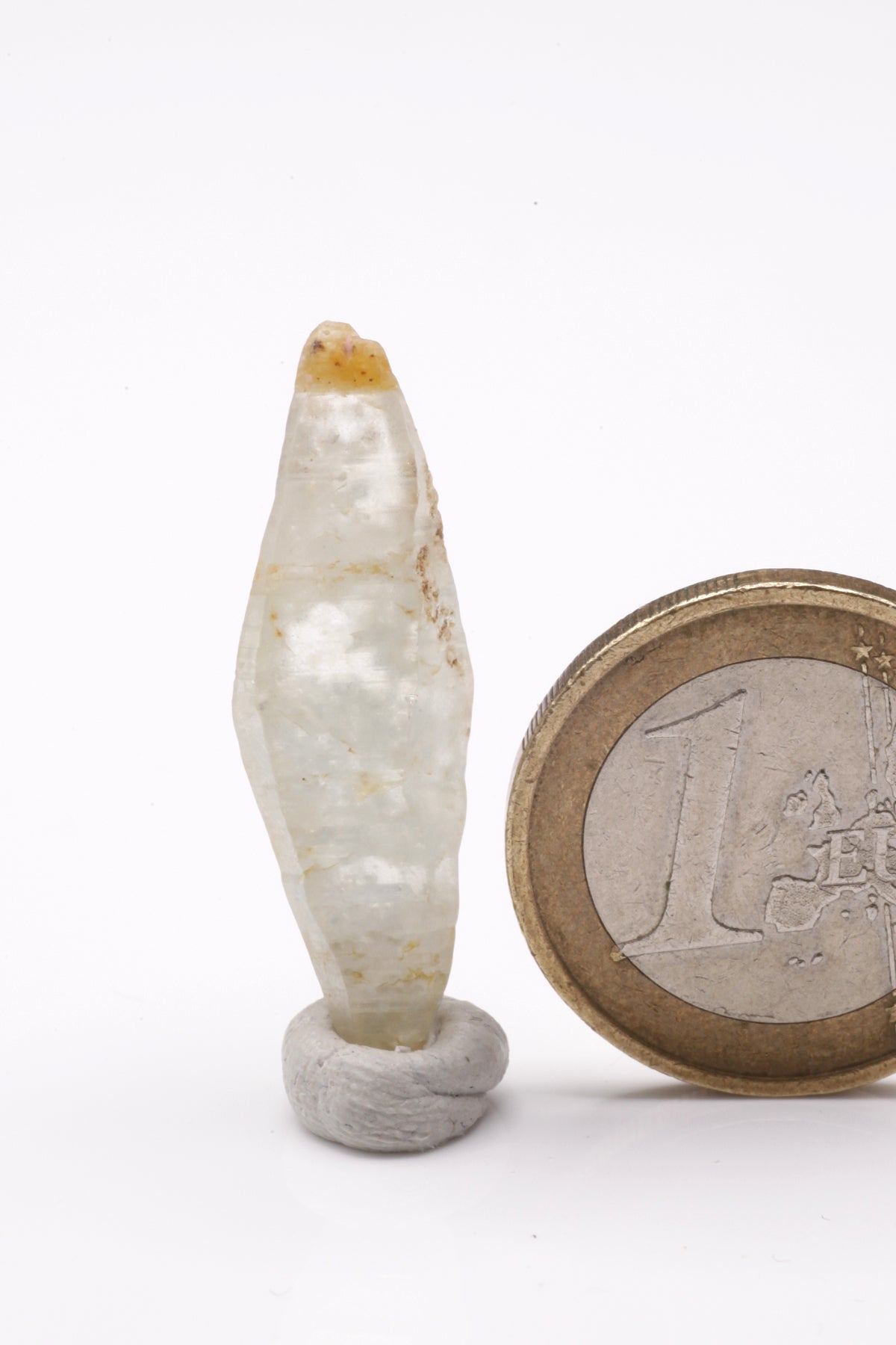 Sapphire  - Mine Mineral Market :    A196 Dieser längere transparente helle Kristall mit orange-brauner Spitze zeigt eine sehr schöne Querstreifung  