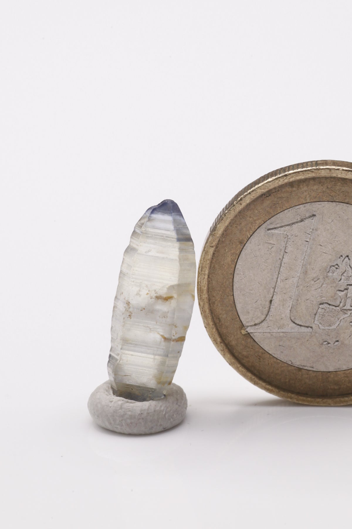 Sapphire  - Mine Mineral Market :    A204 Dieser helle Saphir zeigt keine größeren Einschlüsse, hat schmale blaue Streifen und dunkelblaue Spitzen. Die Querstreifung auf den Flächen ist gut ausgebildet.  