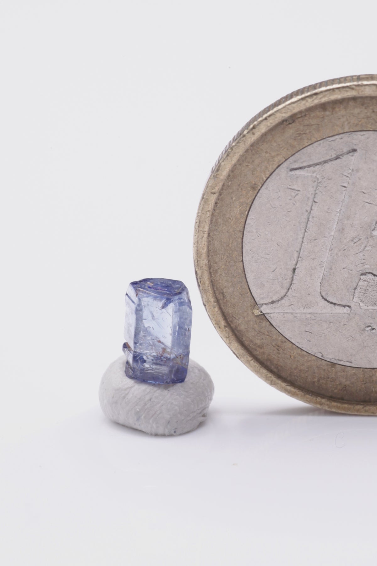 Sapphire  - Mine Mineral Market :    A208 Ein sehr kleiner aber facettierbarer, tönnchenförmiger Saphir mit schöner blauen Farbe und ausgezeichnetem Glanz.  