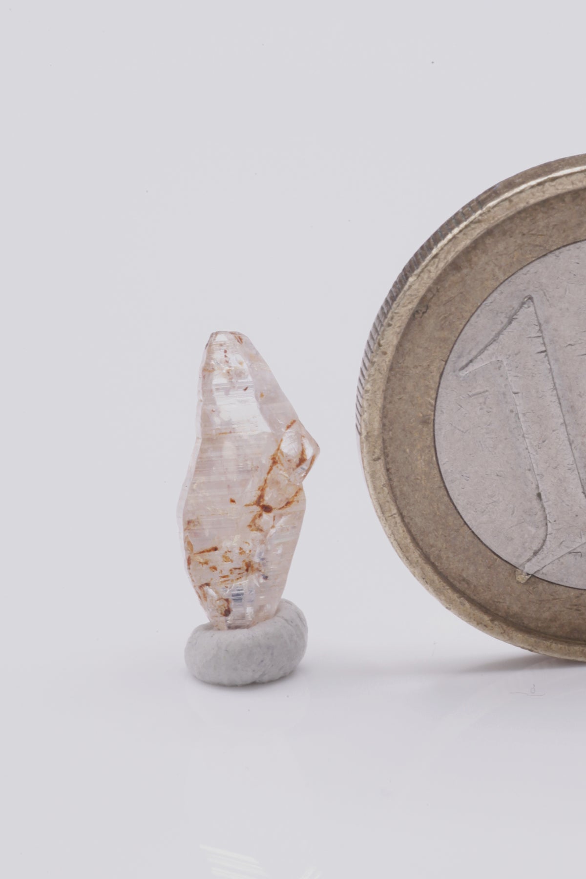 Sapphire  - Mine Mineral Market :    A217 Heller leicht pinkfarbener Kristall, in Teilen klar mit sehr gutem Glanz.  