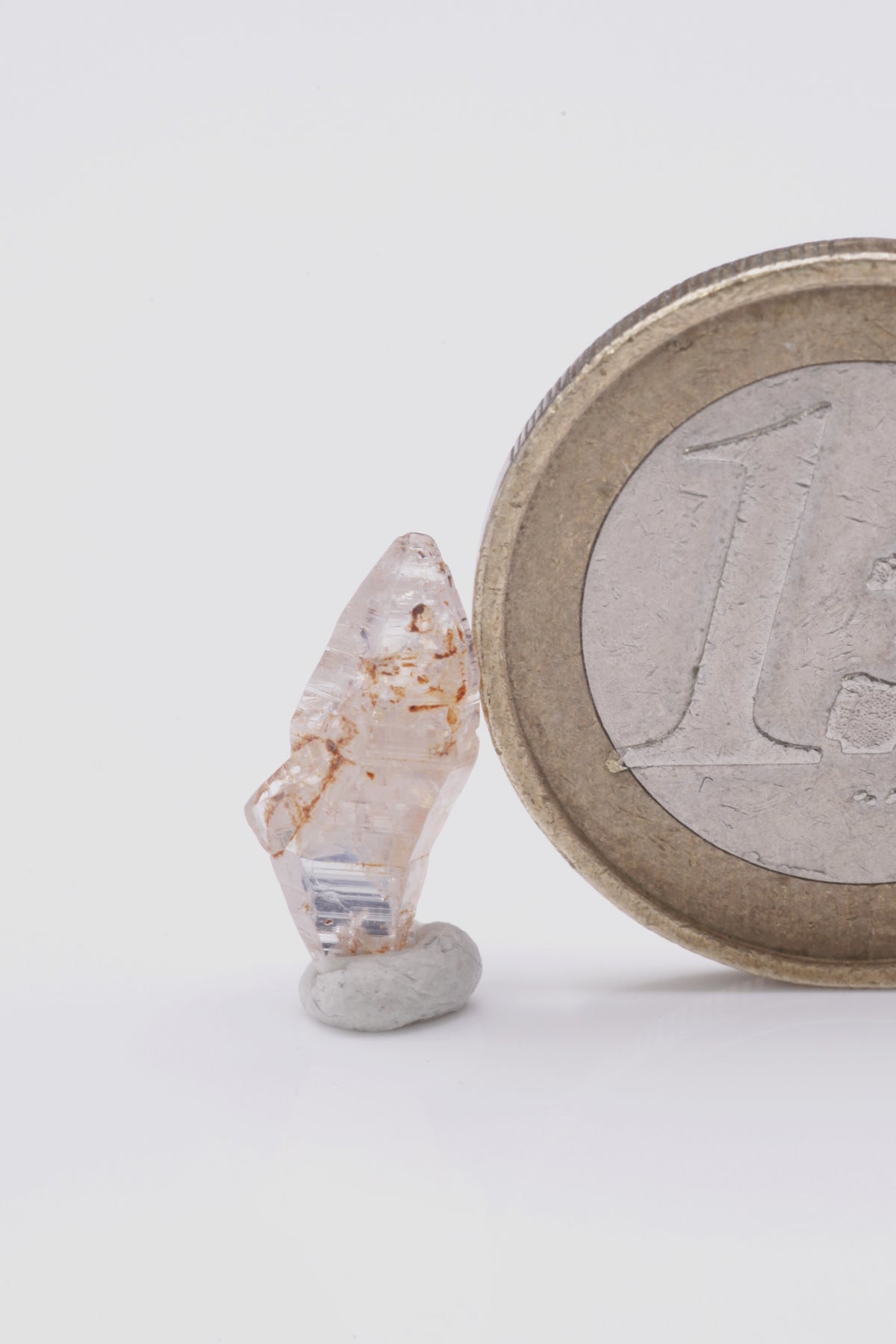 Sapphire  - Mine Mineral Market :    A217 Heller leicht pinkfarbener Kristall, in Teilen klar mit sehr gutem Glanz.  