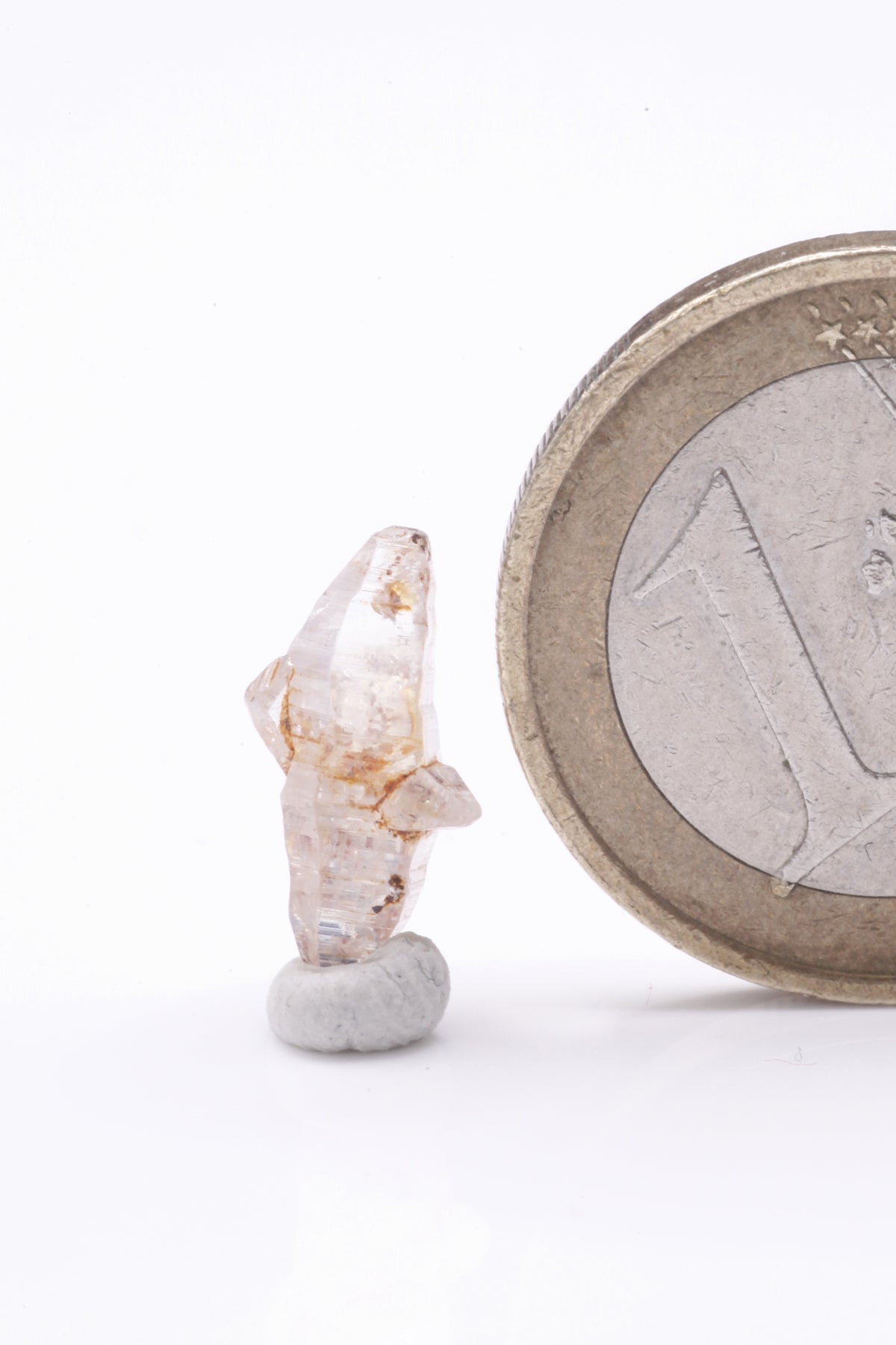 Sapphire  - Mine Mineral Market :    A217 Heller leicht pinkfarbener Kristall, in Teilen klar mit sehr gutem Glanz.  