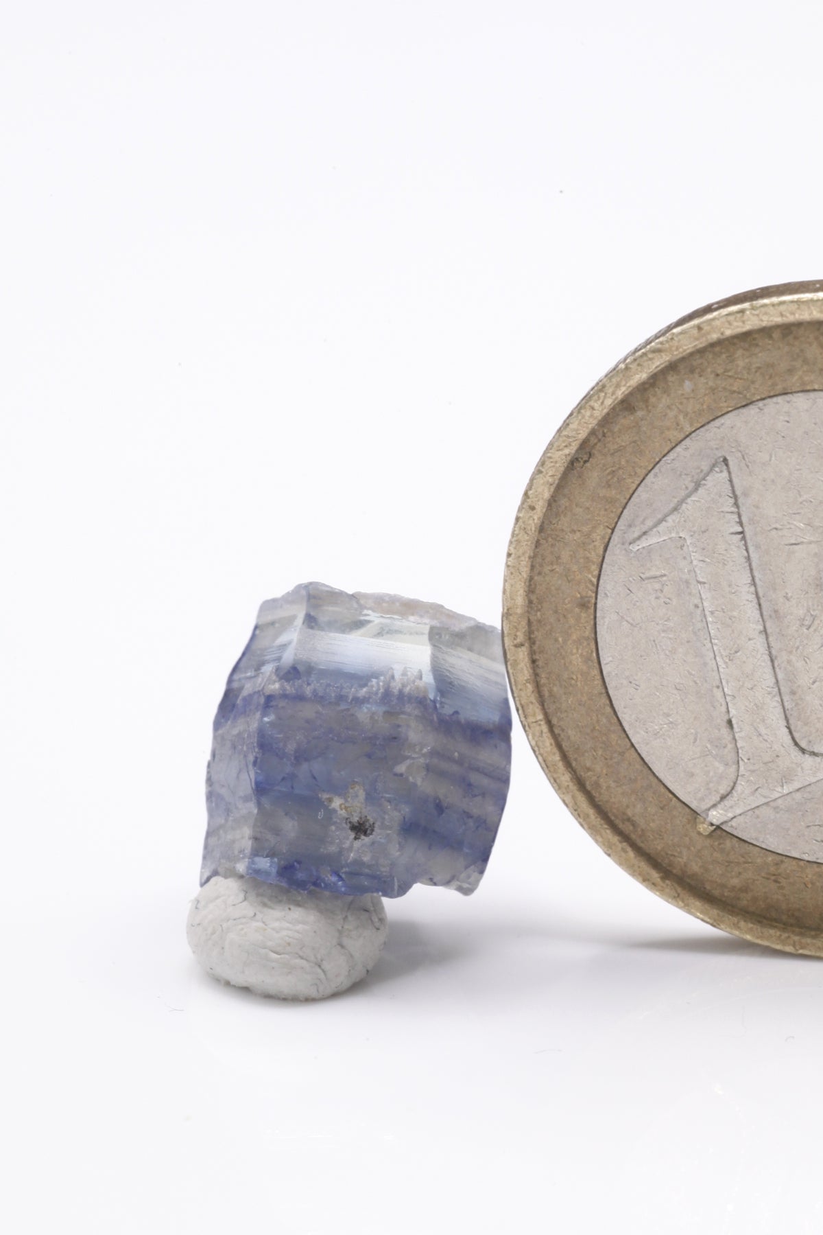 Sapphire  - Mine Mineral Market :    A223 Recht dickes mittleres Kristallstück, teilweise klar und von schöner blauer Farbe. Eine Bruchfläche ist verheilt, die gegenüber liegende nicht. Deshalb erhalten Sie viel Saphir für wenig Geld.  