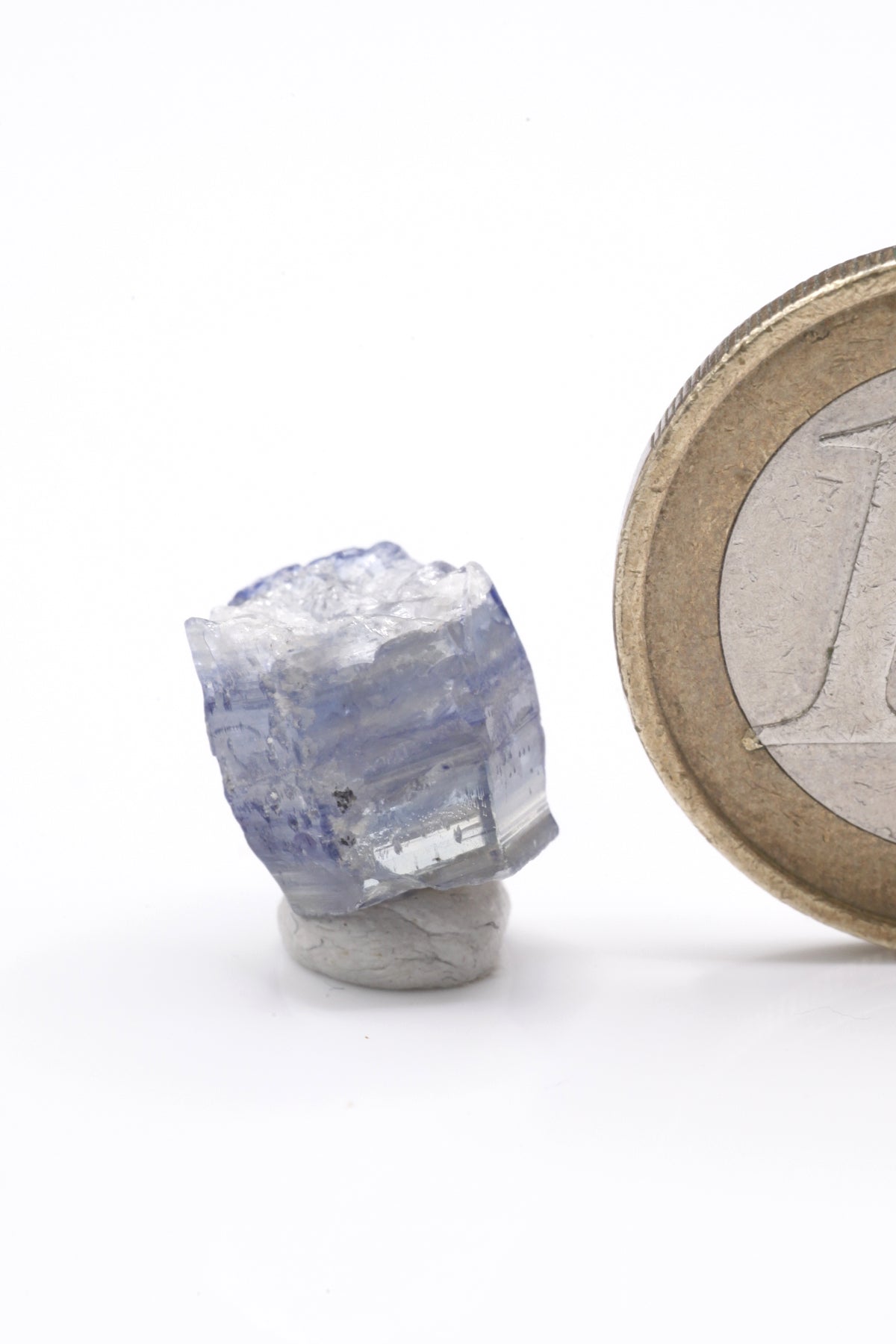 Sapphire  - Mine Mineral Market :    A223 Recht dickes mittleres Kristallstück, teilweise klar und von schöner blauer Farbe. Eine Bruchfläche ist verheilt, die gegenüber liegende nicht. Deshalb erhalten Sie viel Saphir für wenig Geld.  