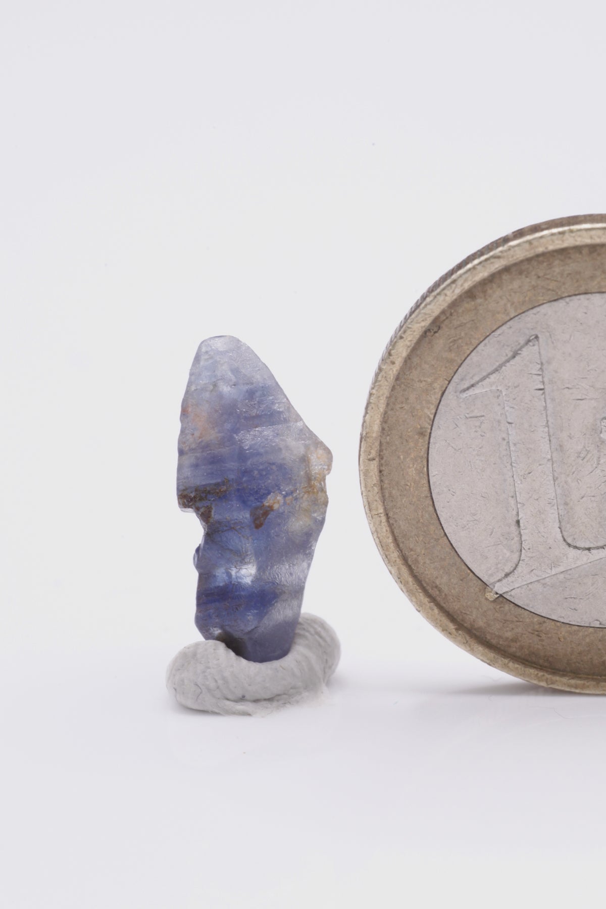 Sapphire  - Mine Mineral Market :    A224 Sehr eigenwilliger Saphirkristall, der an einen Bogen erinnert. Schöne dunkelblaue Streifung, vollständige Spitzen und guter Glanz zeichnen diesen Stein noch aus.  