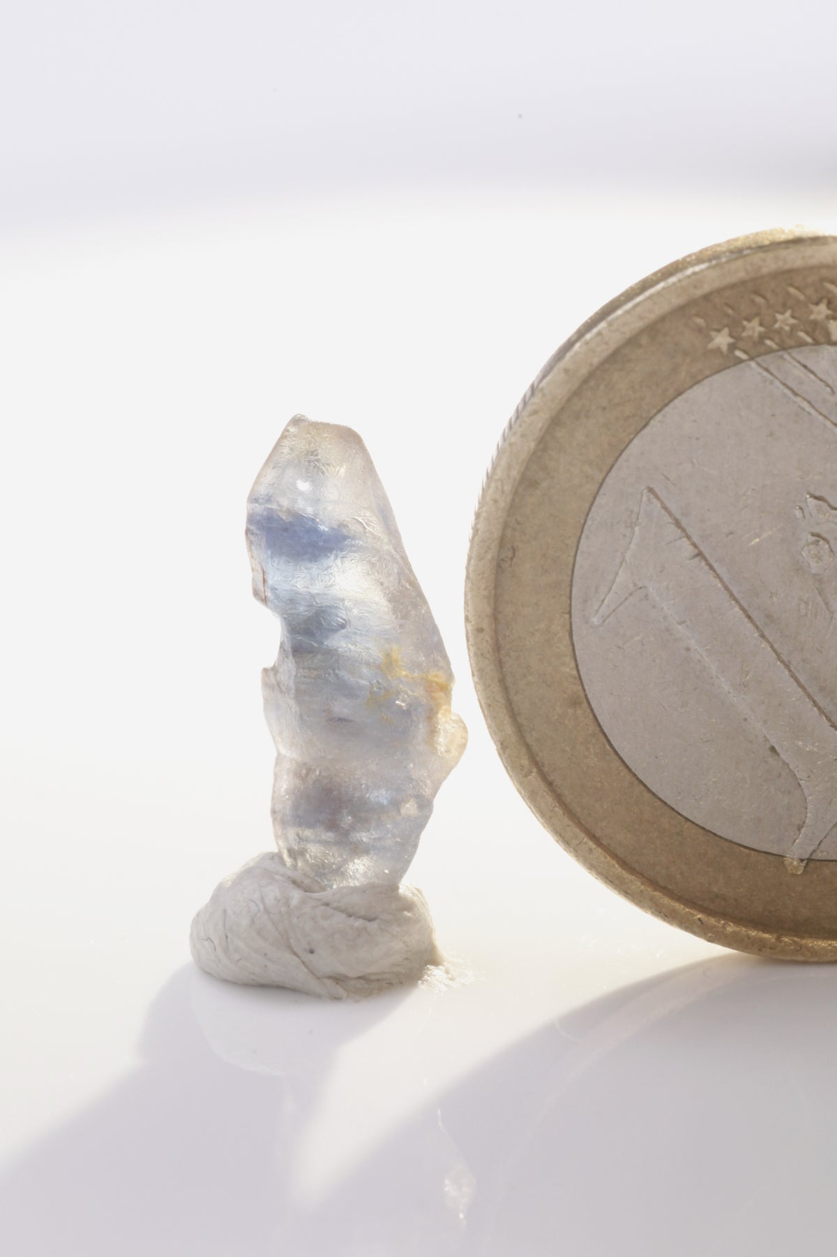 Sapphire  - Mine Mineral Market :    A224 Sehr eigenwilliger Saphirkristall, der an einen Bogen erinnert. Schöne dunkelblaue Streifung, vollständige Spitzen und guter Glanz zeichnen diesen Stein noch aus.  