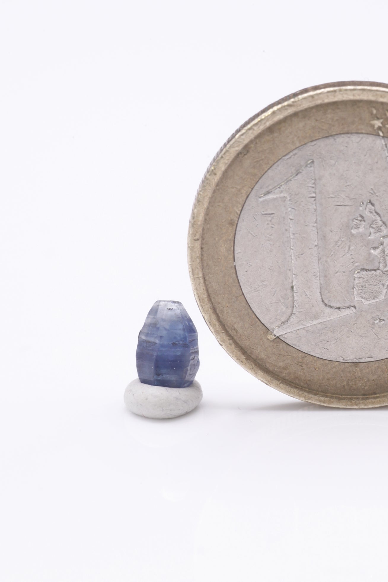 Sapphire  - Mine Mineral Market :    A225 Sehr kleiner aber vollständiger Spindelkristall mit sehr schöner dunkelblauer Farbe.  