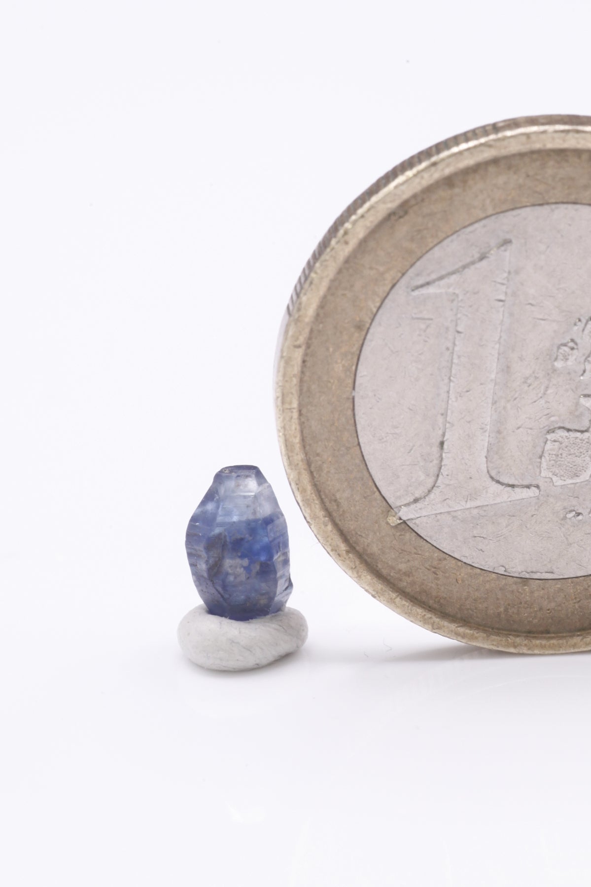 Sapphire  - Mine Mineral Market :    A225 Sehr kleiner aber vollständiger Spindelkristall mit sehr schöner dunkelblauer Farbe.  