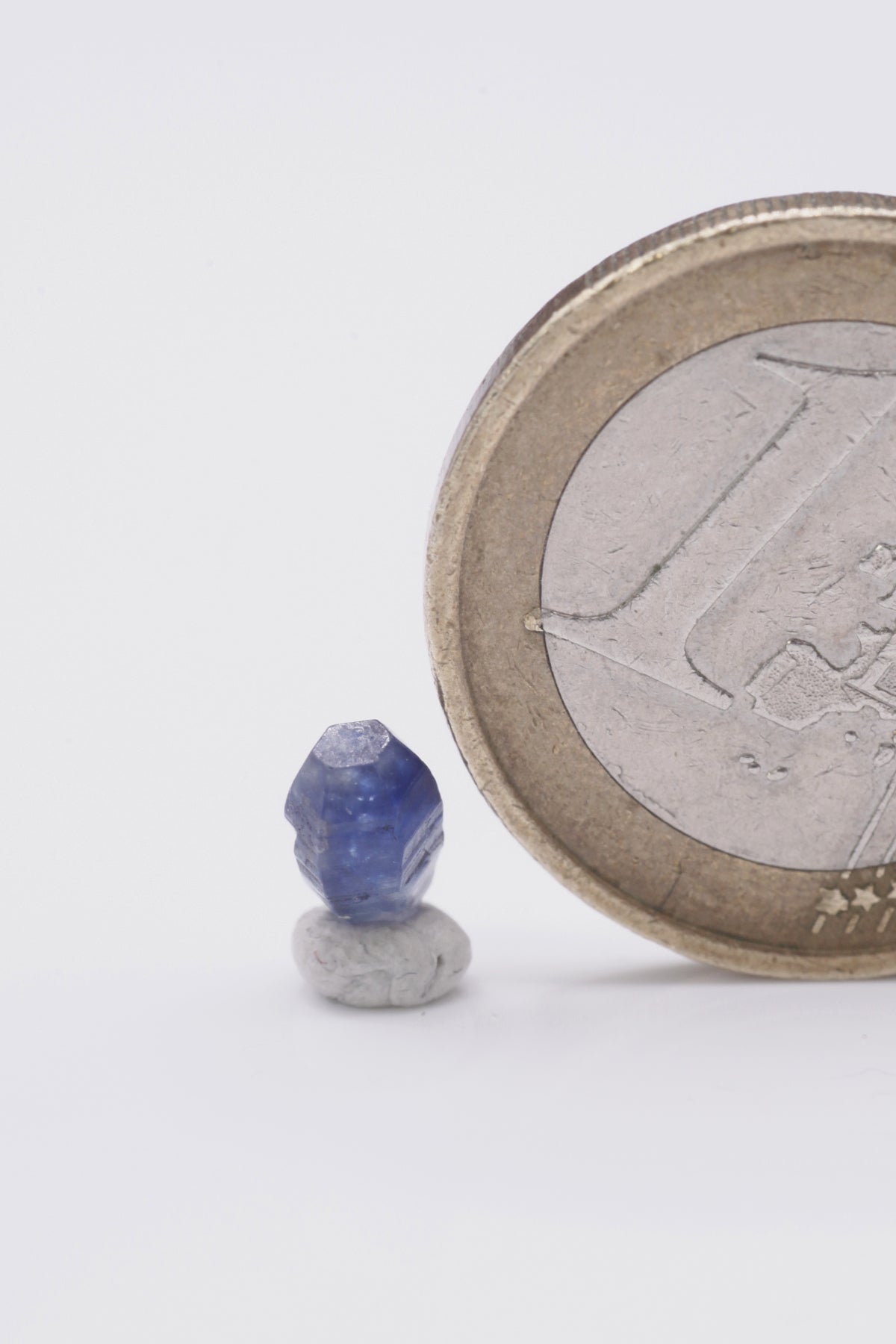 Sapphire  - Mine Mineral Market :    A225 Sehr kleiner aber vollständiger Spindelkristall mit sehr schöner dunkelblauer Farbe.  