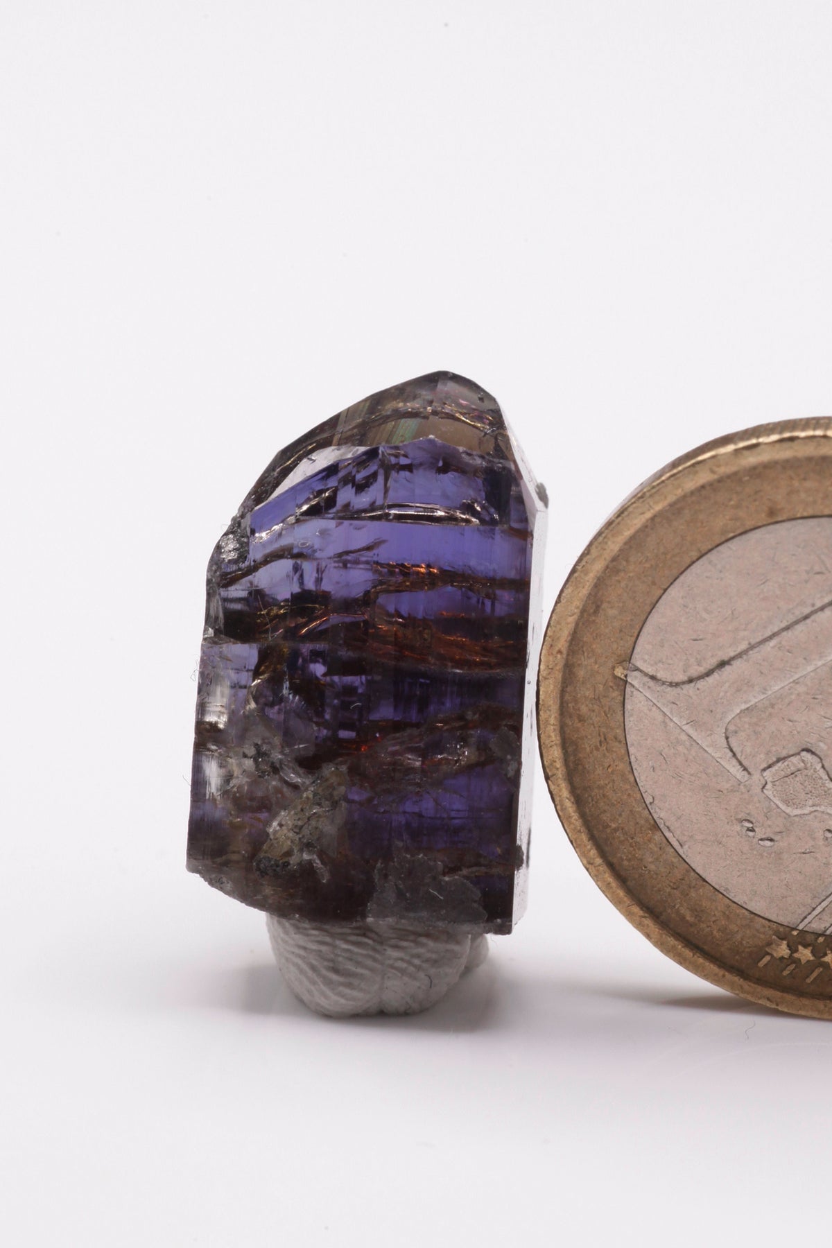 Tanzanite  - Mine Mineral Market :    A230 Wir erhielten ein Tansanitlot aus Altbeständen eines sightholders der seit 2015 geschlossenen Tanzanite One mining Gesellschaft. Daraus ein kleiner aber feiner unbeschädigter Kristall mit hervorragendem Glanz, ebensolchem Pleochroismus und einem sehr gutem Farbspiel. Die Endflächen sind hochkomplex und unbeschädigt, in der Spitze befindet sich ein kleiner facettierbarer Part (wobei wir vom Facettieren eines solchen Kristalls dringlichst abraten!)  