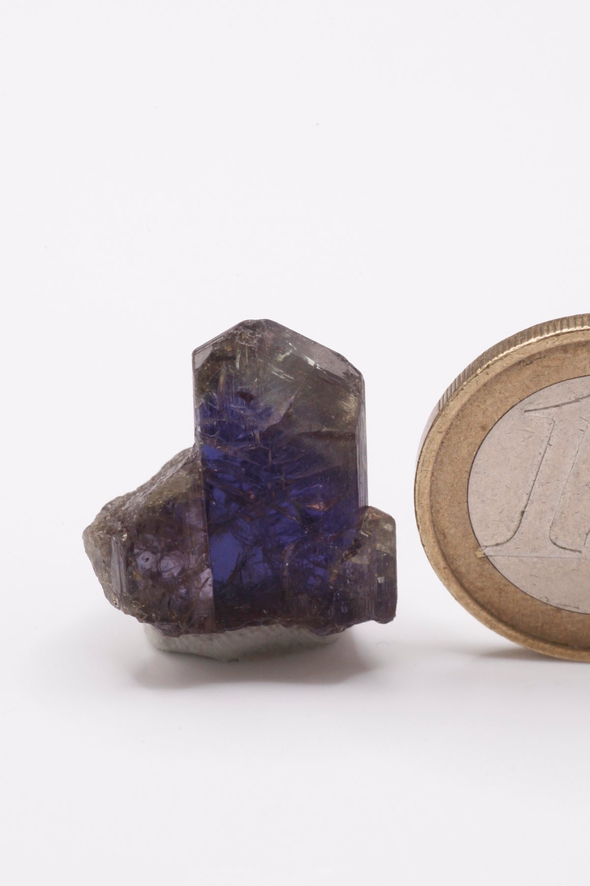 Tanzanite  - Mine Mineral Market :    A233 Wir erhielten ein Tansanitlot aus Altbeständen eines sightholders der seit 2015 geschlossenen Tanzanite One mining Gesellschaft. Dieser Tansanit zeichnet sich durch einen ausgezeichneten Pleochroismus und sehr guten Glanz aus. Die Spitze ist komplett unbeschädigt; an der Seite ein Teil eines weiteren Tansanits.  