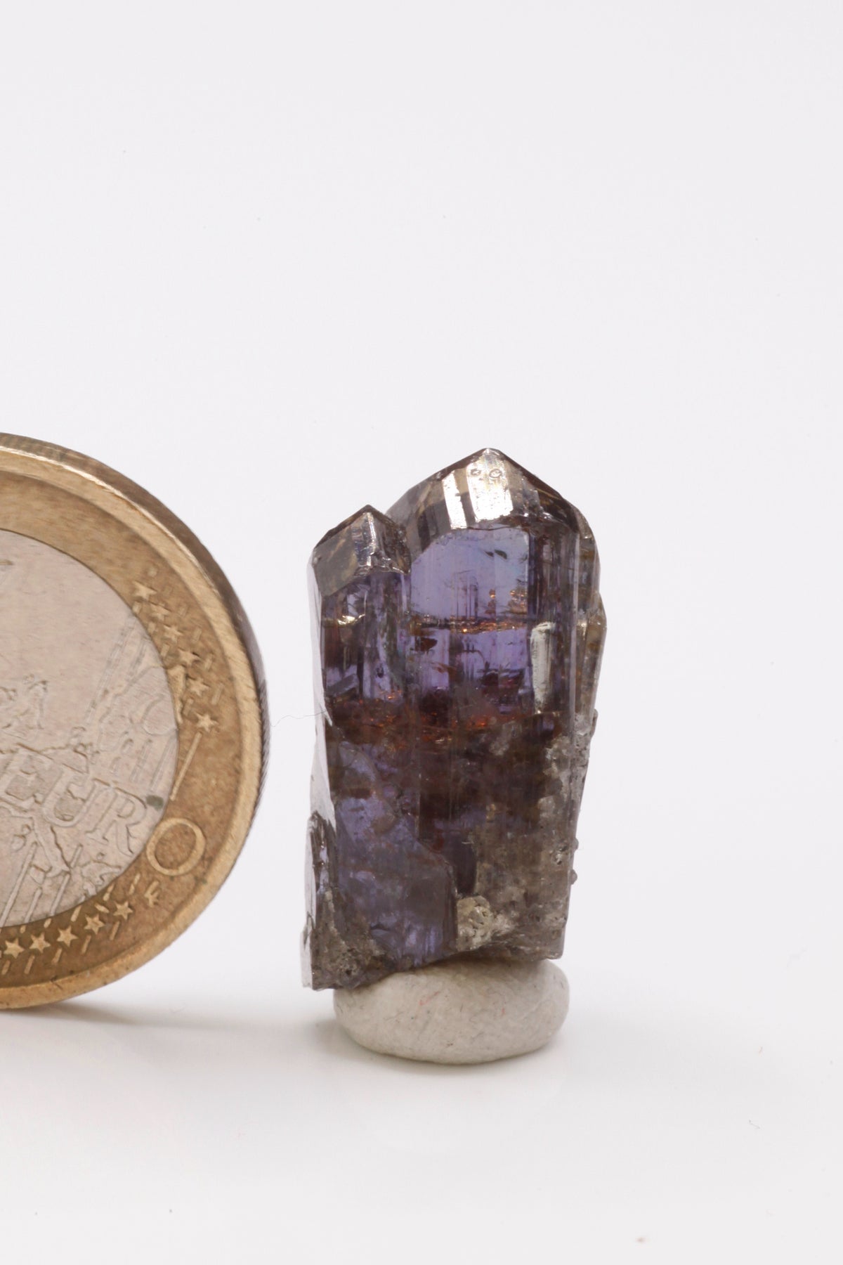 Tanzanite  - Mine Mineral Market :    A236 Kleinerer, teilweise facettierbarer Kristall mit deutlichem Pleochroismus. Bis auf eine kleine Ecke sind die beiden Spitzen vollständig und haben einen ausgezeichneten Glanz.  