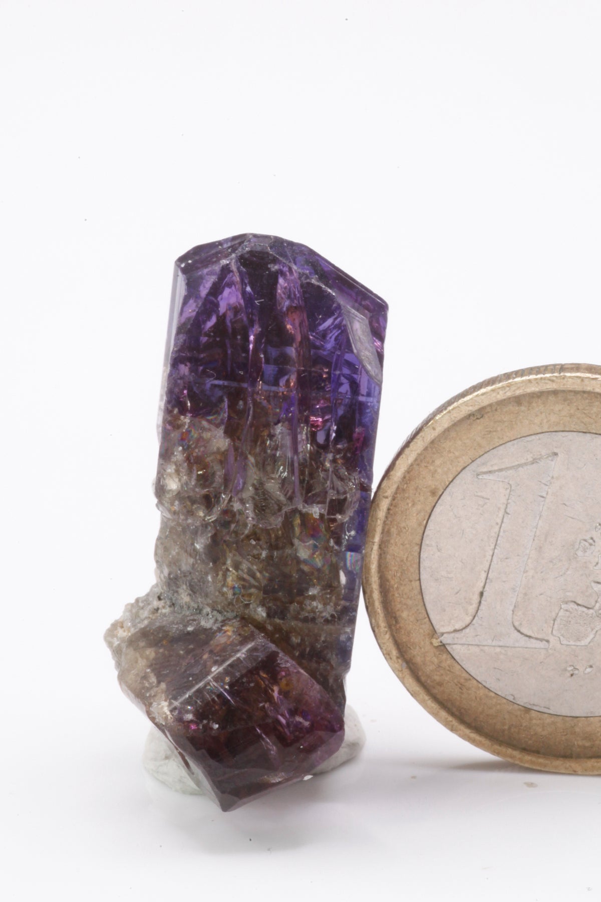 Tanzanite  - Mine Mineral Market :    A238 Diese attraktive Zweierkombination zeigt ein reiches Farbspiel und einen hervorragenden Glanz. Die Spitzen sind vollständig. Auf der Rückseite besteht die untere Hälfte aus Matrixgestein.  