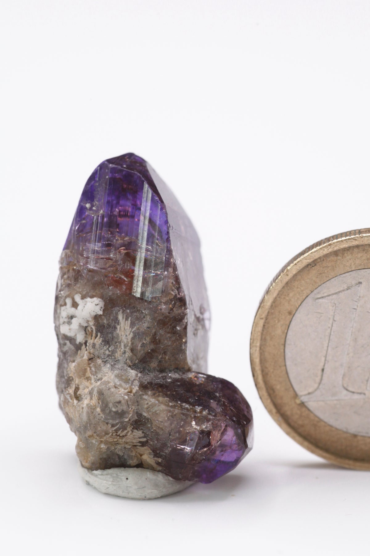 Tanzanite  - Mine Mineral Market :    A238 Diese attraktive Zweierkombination zeigt ein reiches Farbspiel und einen hervorragenden Glanz. Die Spitzen sind vollständig. Auf der Rückseite besteht die untere Hälfte aus Matrixgestein.  